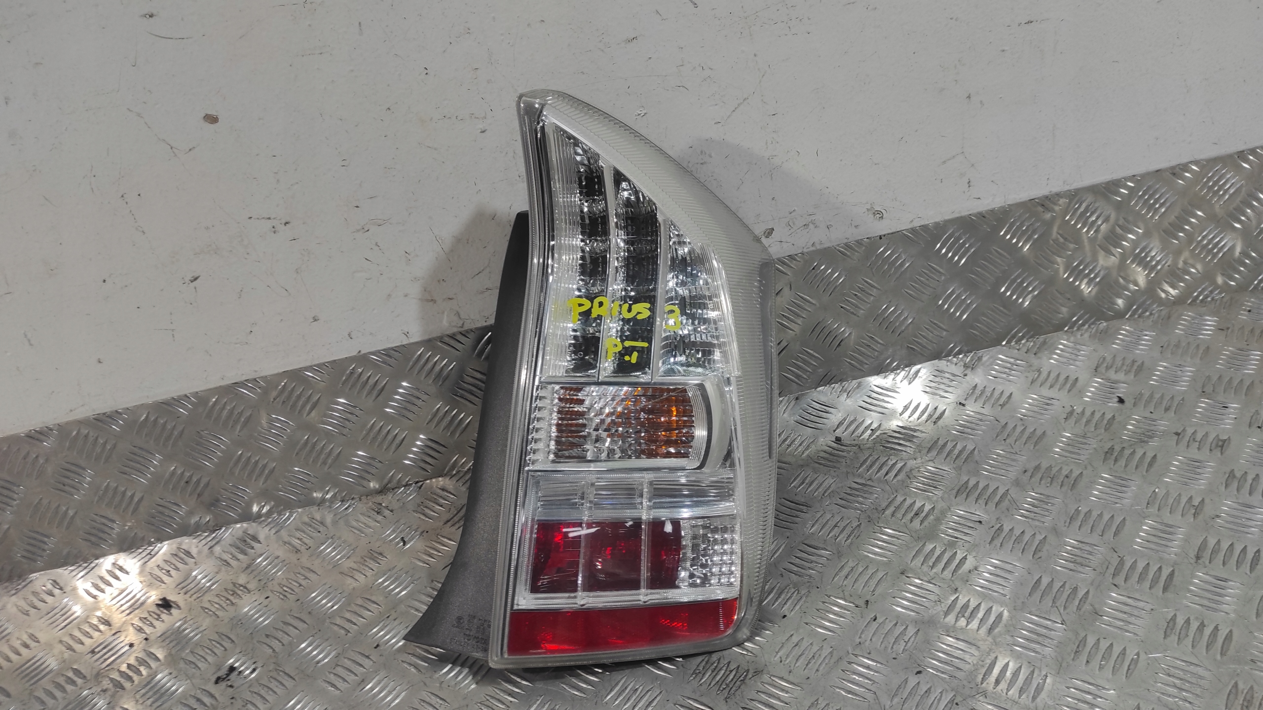 фонарь правый TOYOTA PRIUS III 09-15