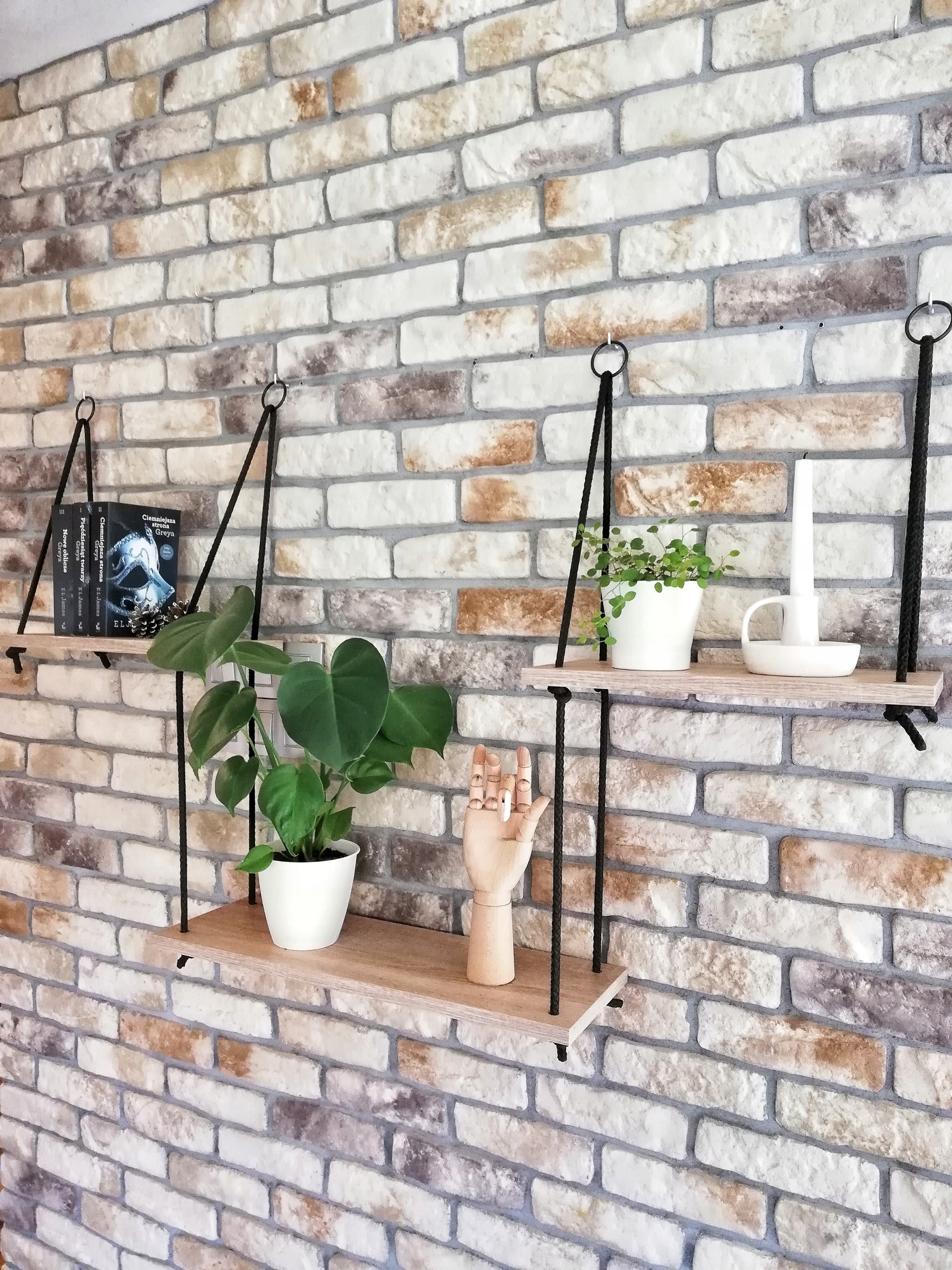 Wiszące białe półki na sznurkach linach, skandi Kolor mebla dąb craft złoty