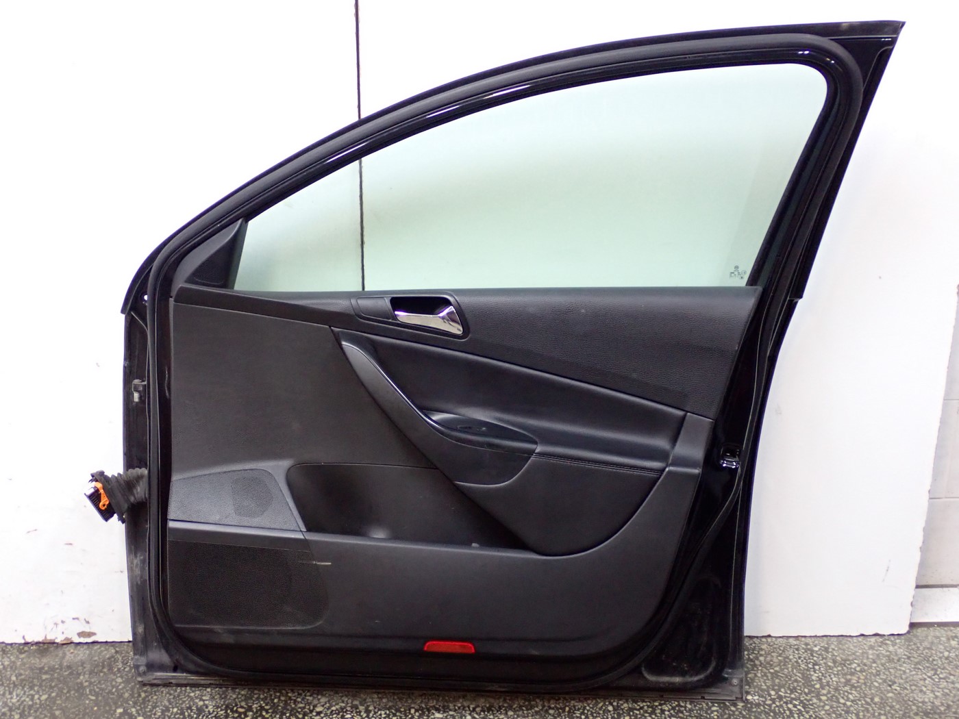 DRZWI PRAWY PRZÓD KOMPLETNE EUROPA VW VOLKSWAGEN PASSAT B6 07R Strona zabudowy przód - prawa