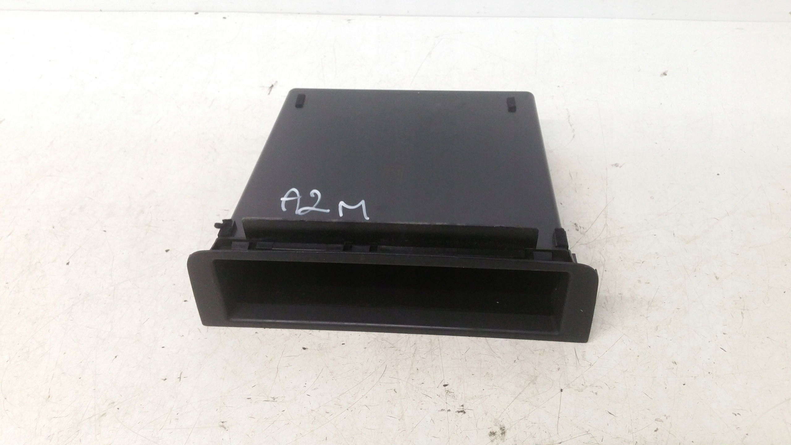 plato below radio 8Z0863077 Audi A2