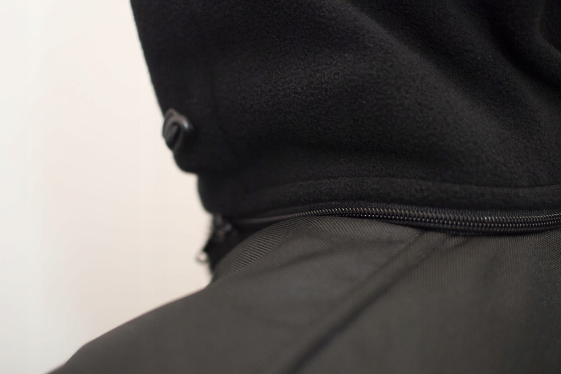 BLUZA POLAROWA BARDZO GRUBA CIEPŁA Z KAPTUREM TURYSTYCZNA CZARNY L Kolor czarny