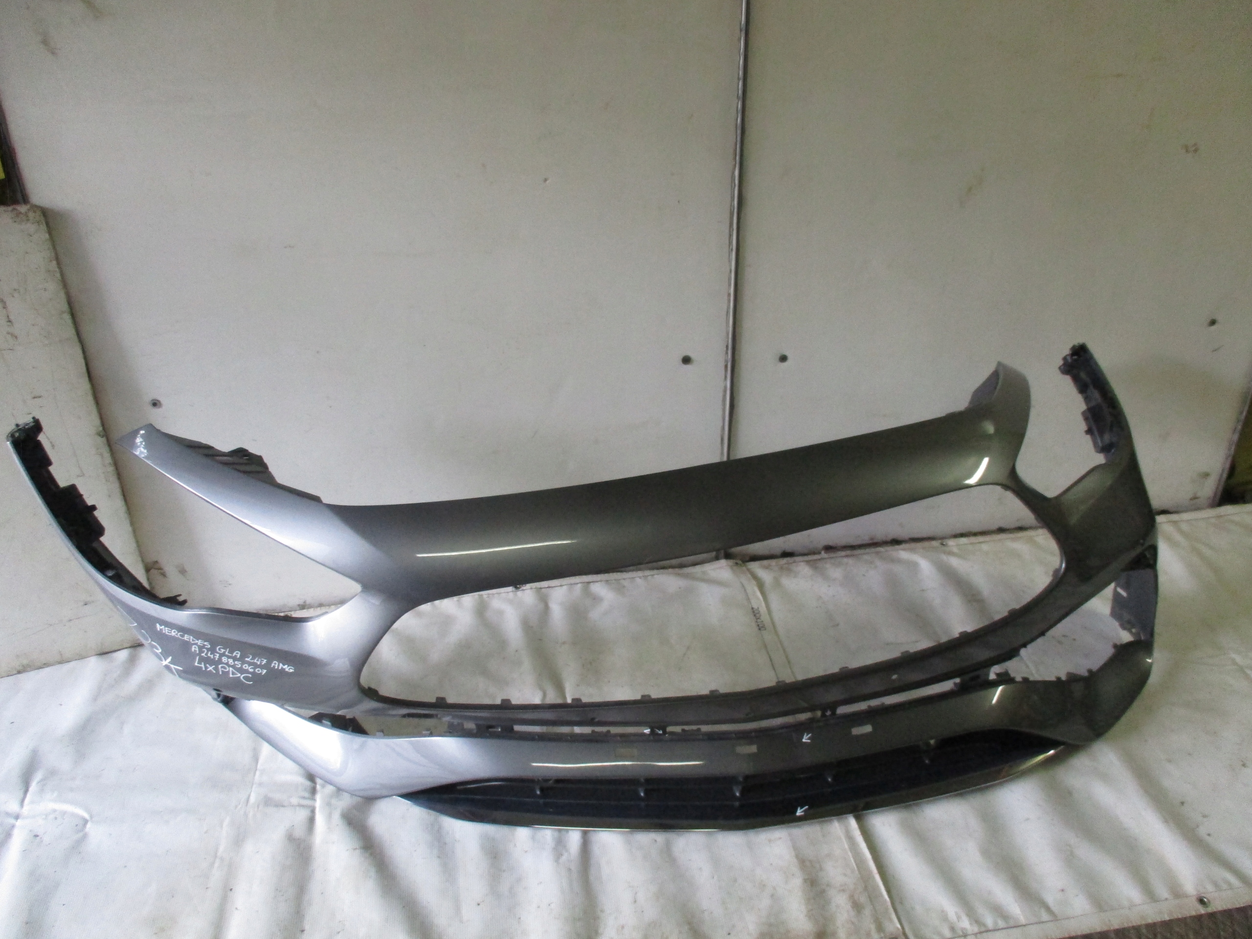 bumper front front Mercedes GLA 247 AMG A2478850607 4 x PDC
