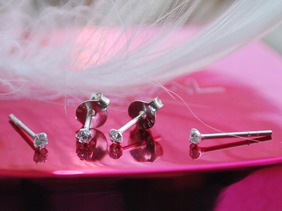 925 SREBRNY KOLCZYK MALUTKA OKRĄGŁA CYRKONIA 2 mm Marka Inna marka