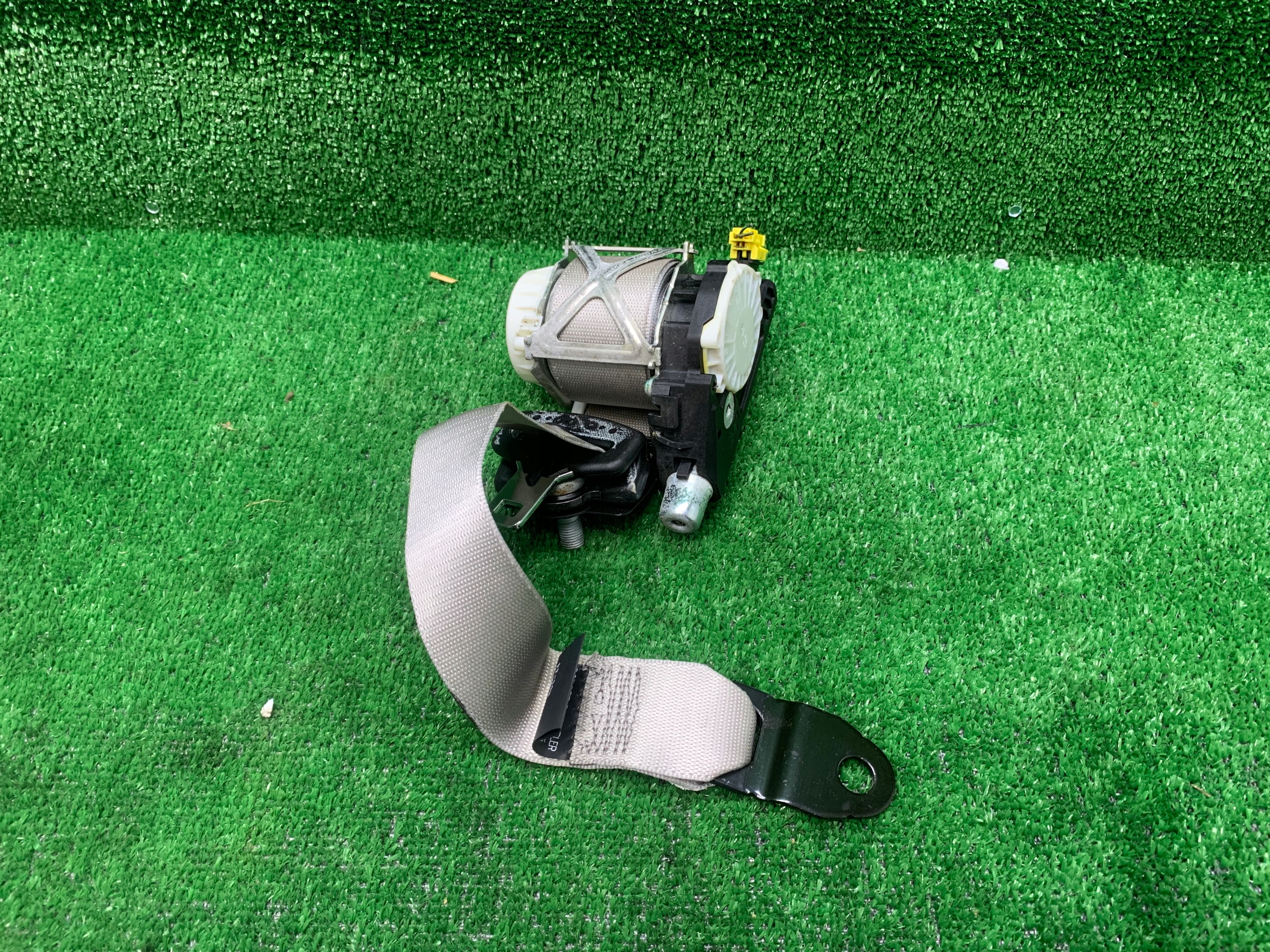 PAS BEZPIECZEŃSTWA 3 RZĄD PRAWY TYŁ MERC W251 A2518600685