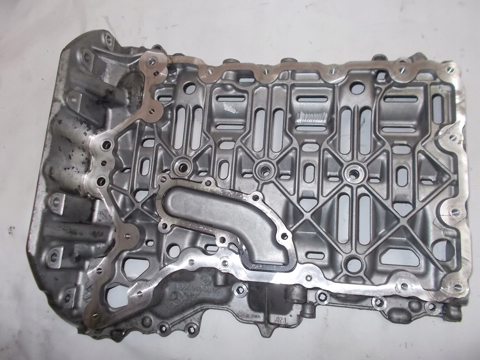 MERCEDES E W213 GLC W253 MISKA OLEJOWA 6540106805