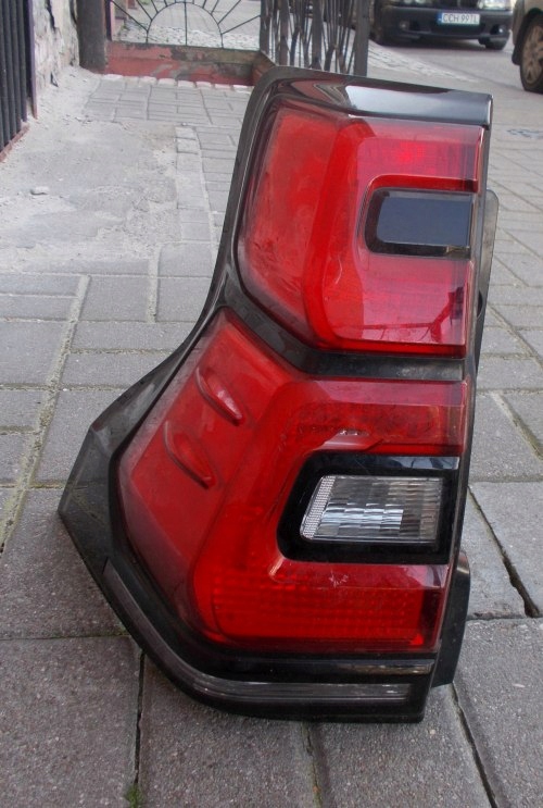 TOYOTA LAND CRUISER 150 LEWA TYLNA LAMPA ORYGINAŁ