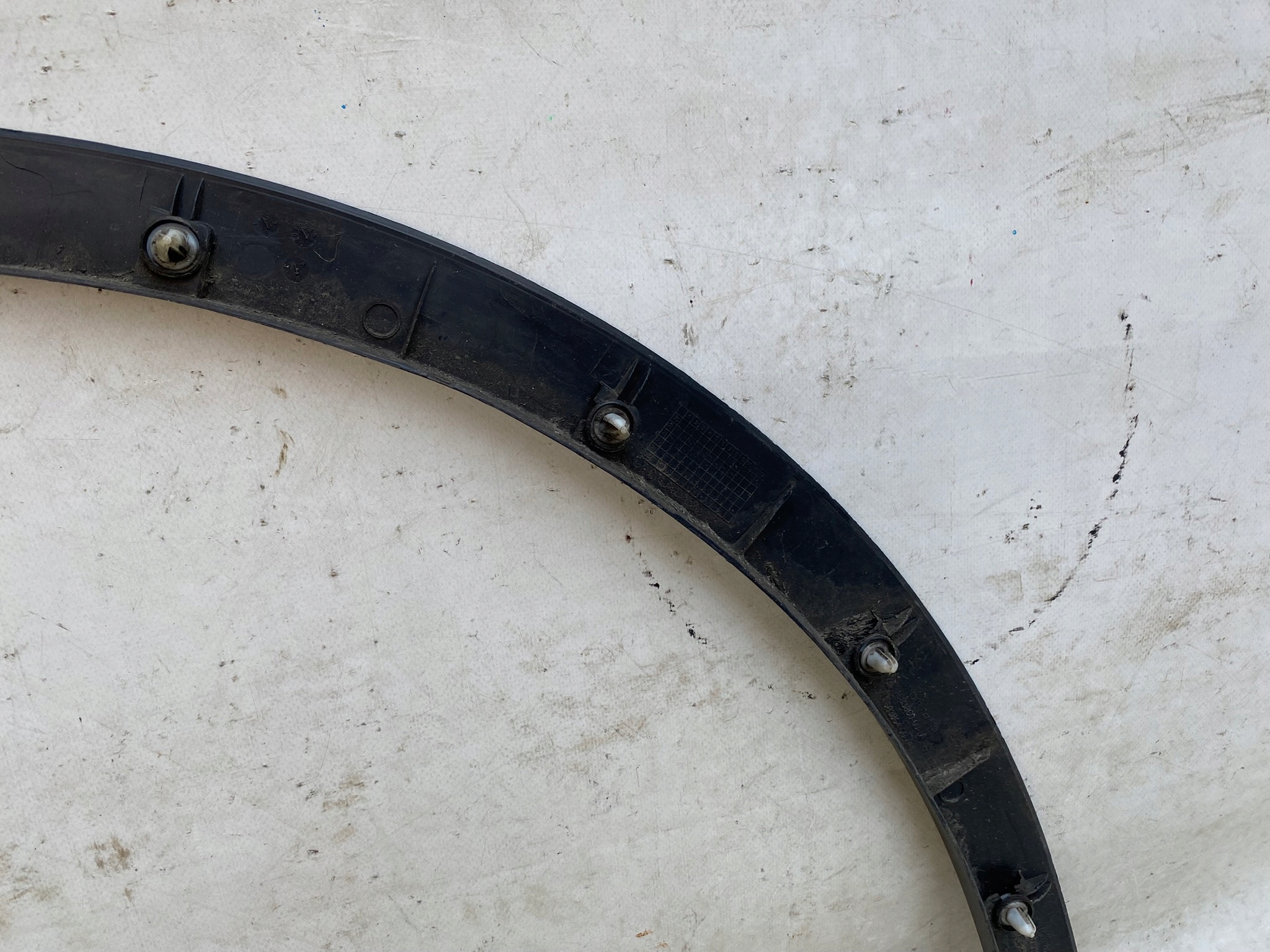 TESLA Y moulding for fender right front 1683860-00-A