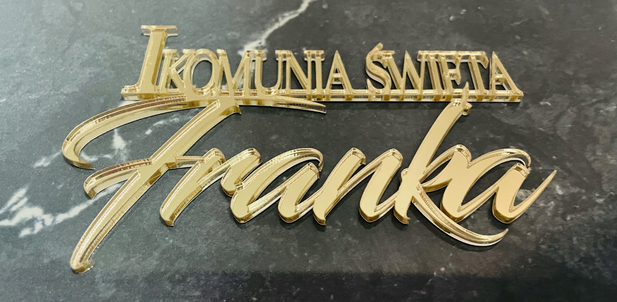 TOPPER BOK TORTU PIERWSZA KOMUNIA SWIETA IMIĘ ZŁOT Wysokość produktu 8 cm