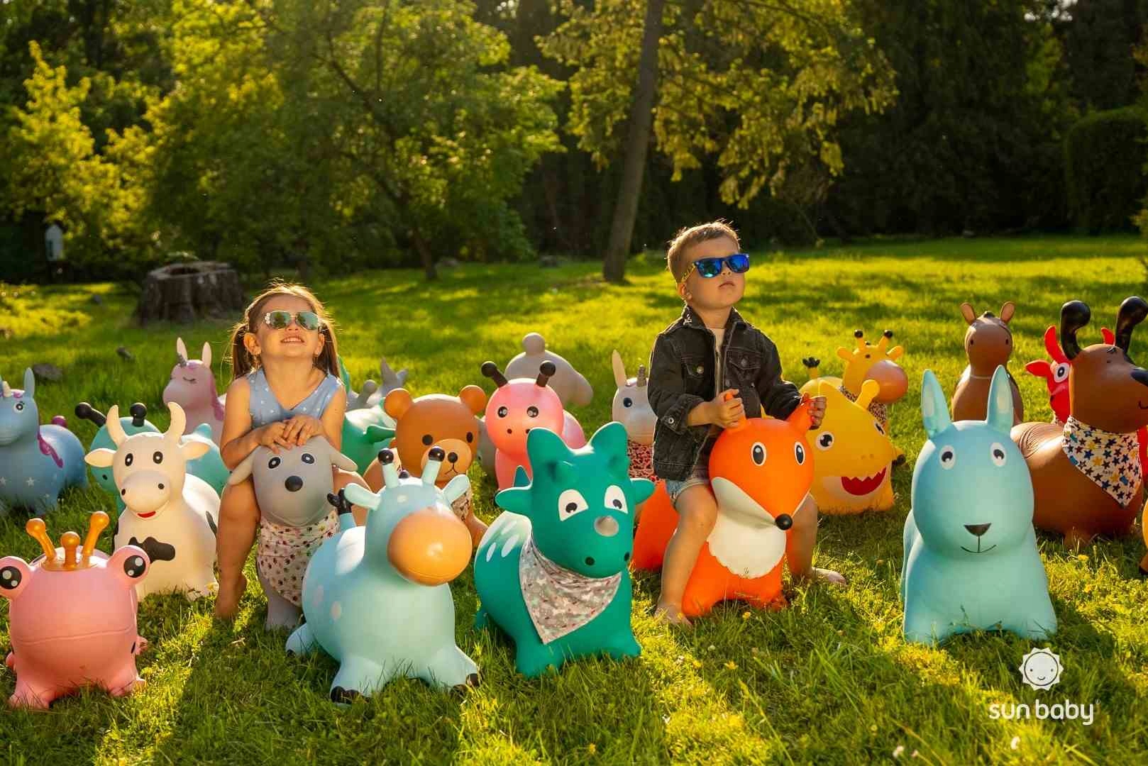 Skoczek gumowy dla dzieci JEDNOROŻEC 55 cm biały różowy ze skrzydełkami do Szerokość produktu 29 cm