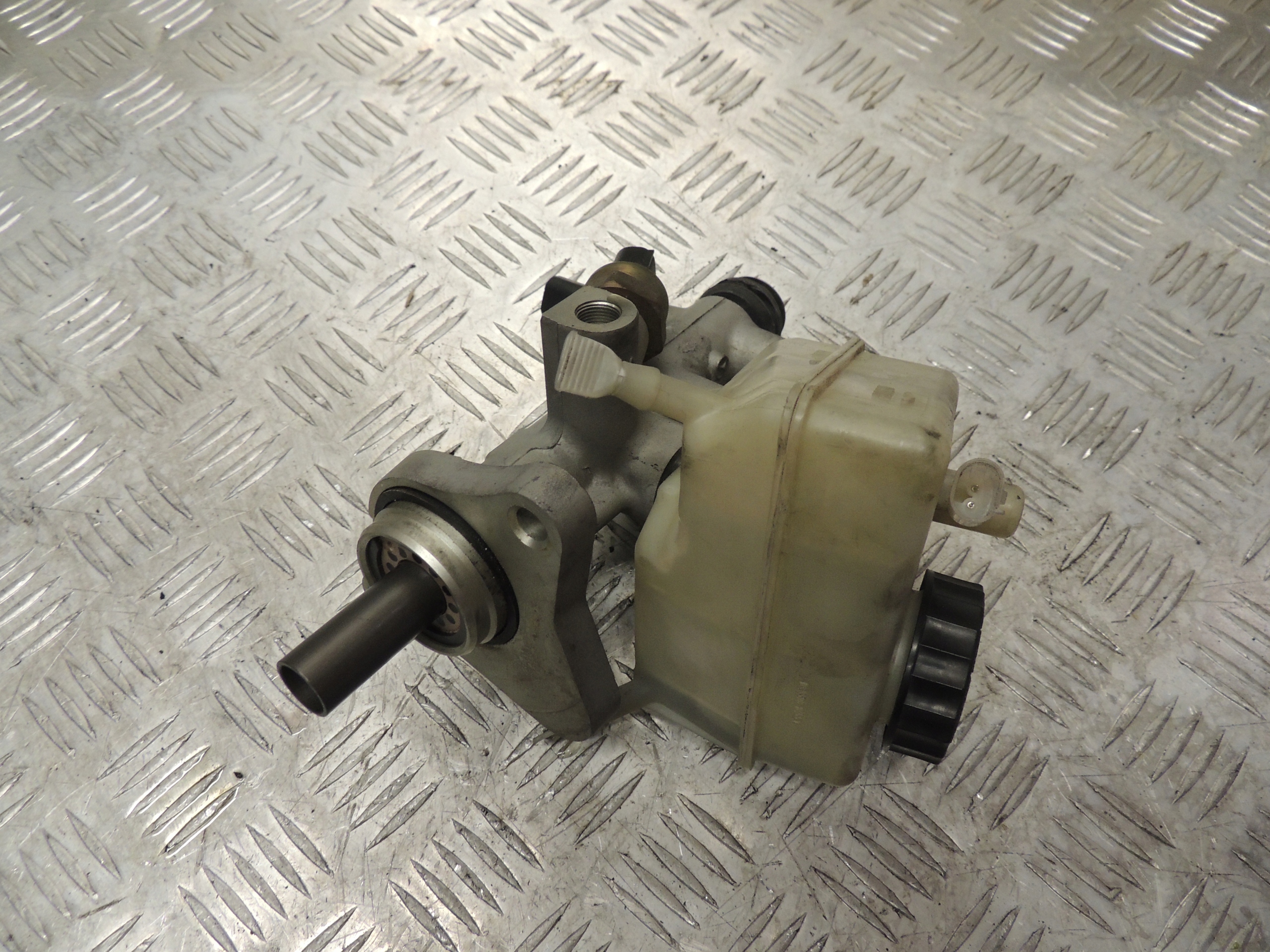 MERCEDES W203 2.2 ZBIORNICZEK PŁYNU HAMULCOWEGO