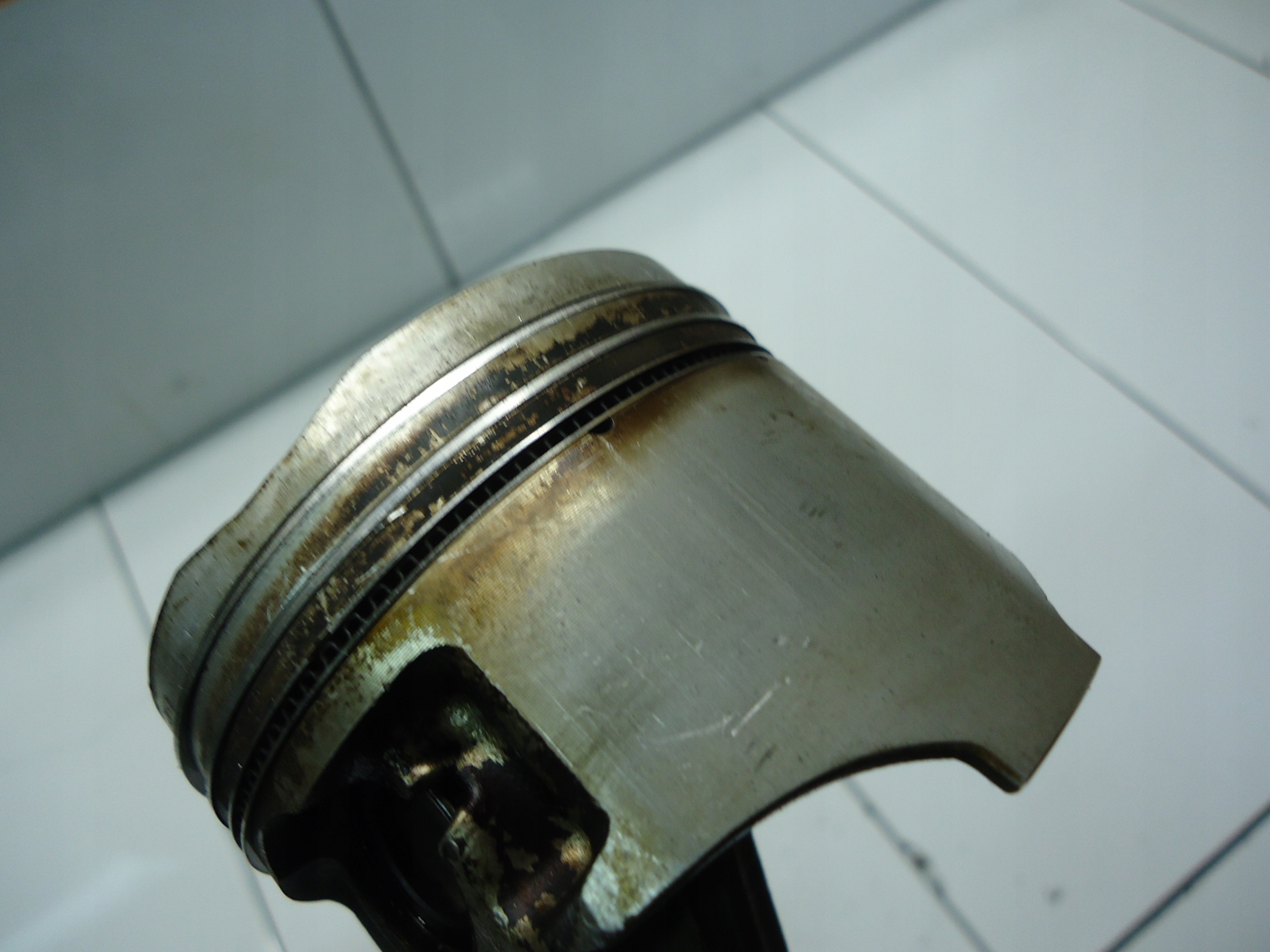 SUZUKI GRAND VITARA II 1.6 16V M16A piston with connecting rod