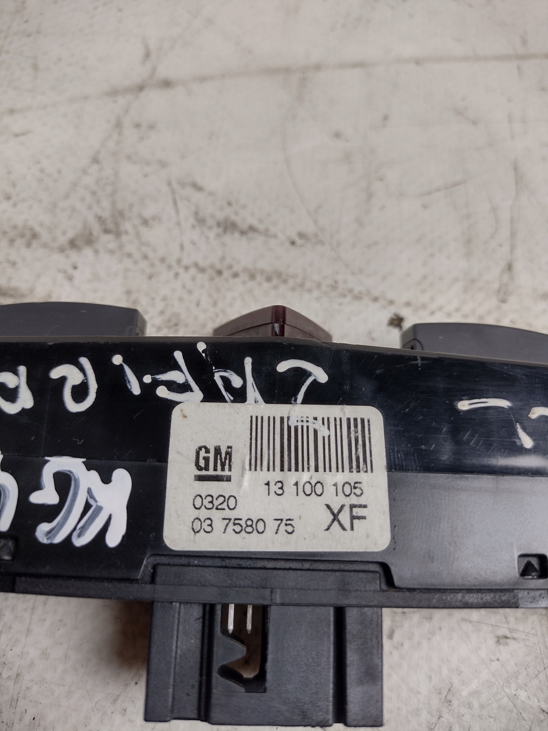 lichtschalter des warnblickschalters Opel Zafira B 13100105