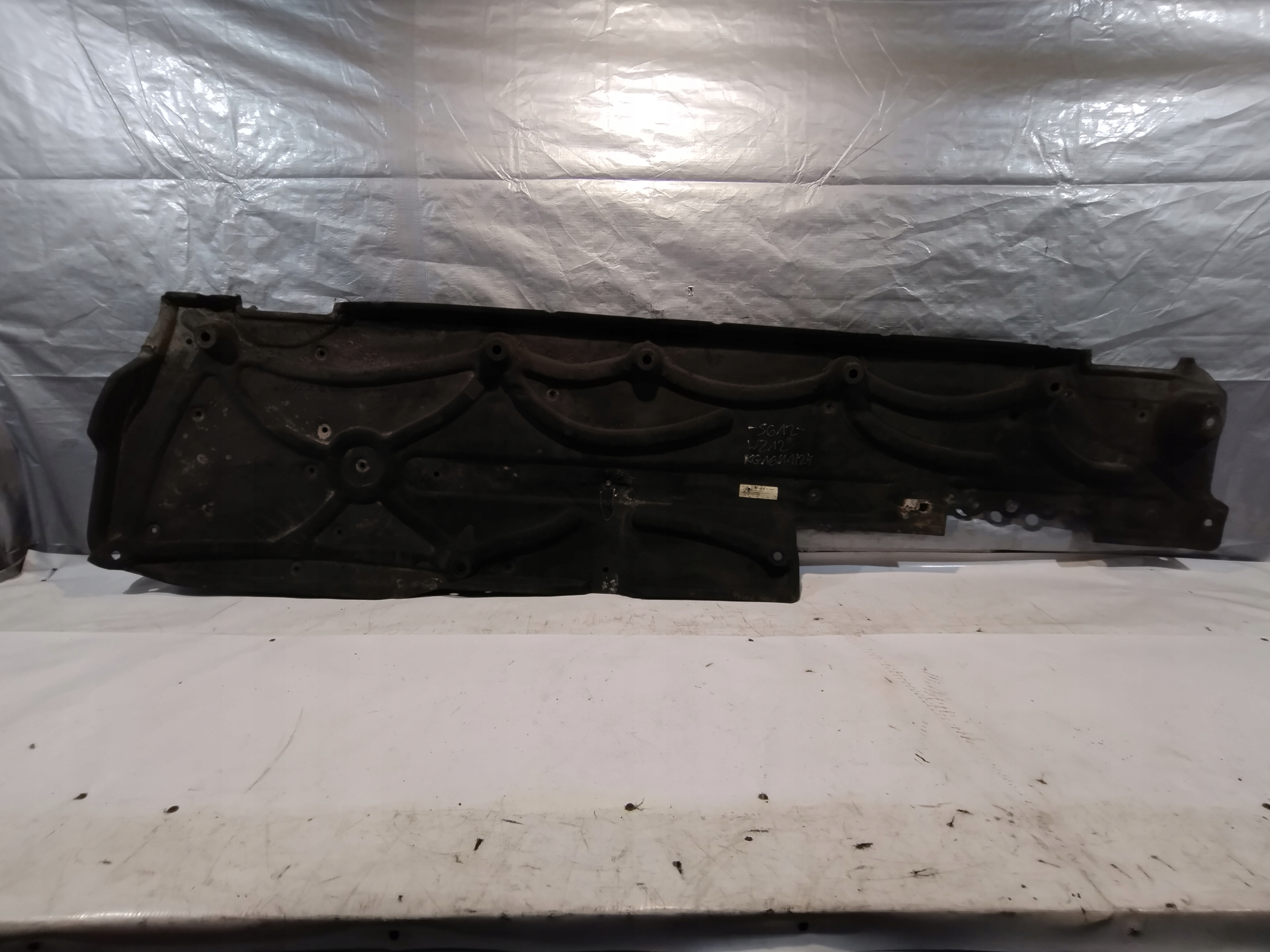 Osłona podwozia lewa Mercedes W212 2.2 CDI A2126101408