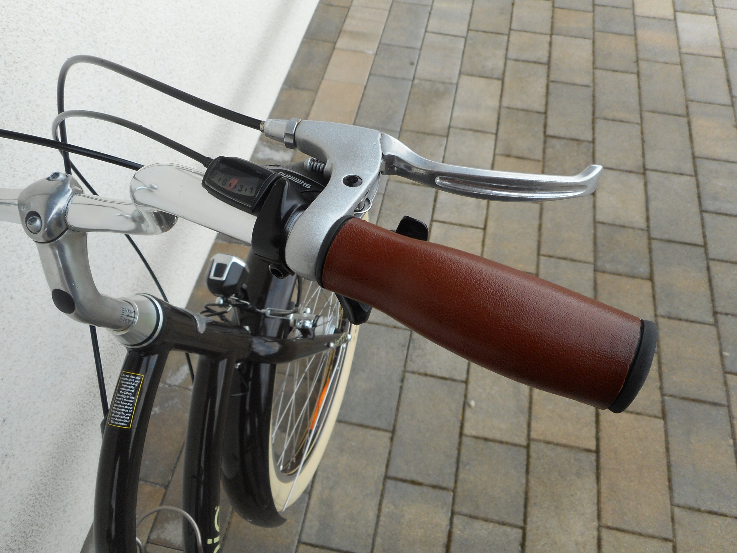 aluminiowy ELECTRA TOWNIE koła 26 24 biegi SHIMANO powystawowy Waga 13.5 kg