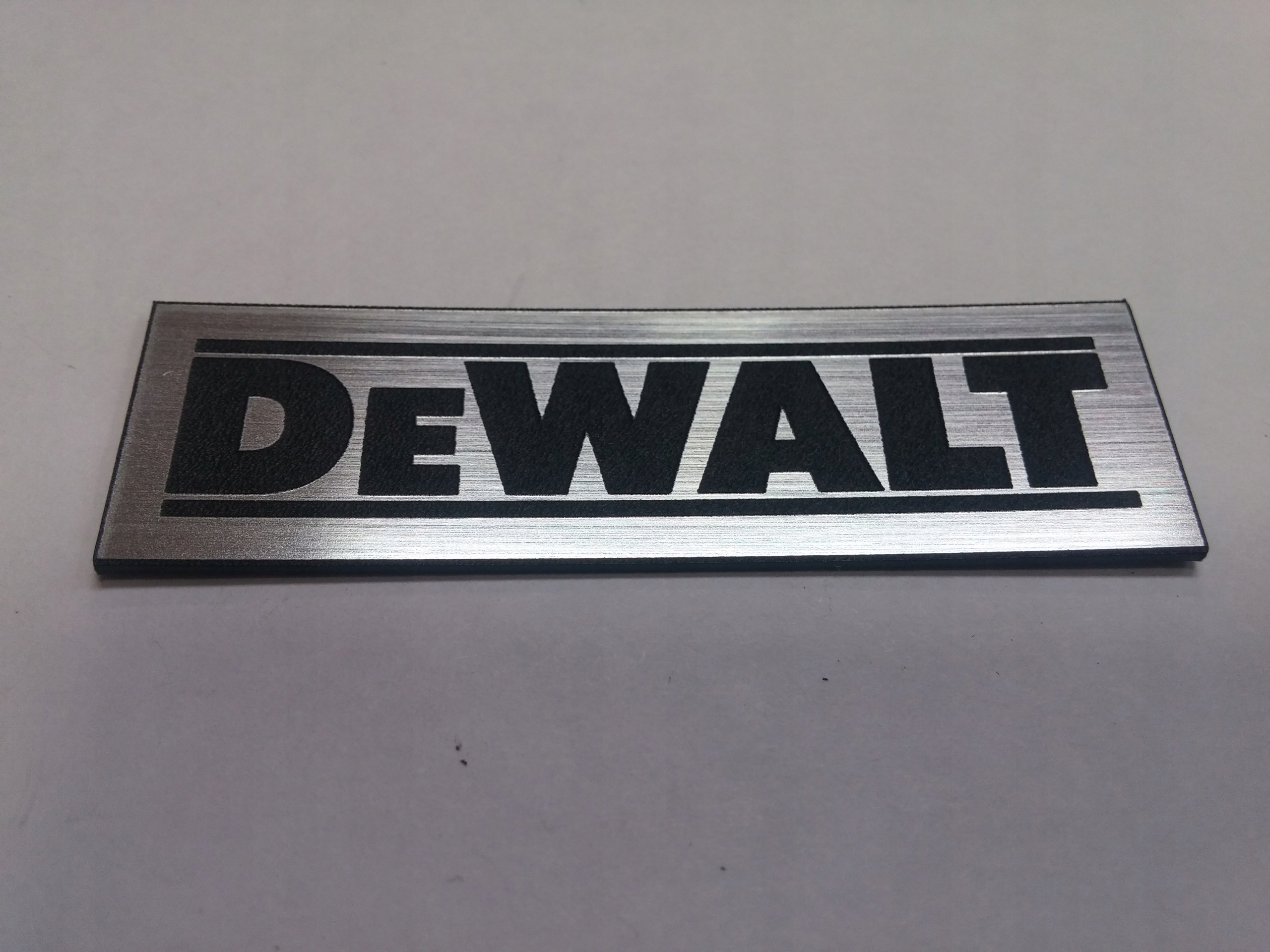 

Dewalt naklejka emblemat 120 x 36 mm * Srebrna