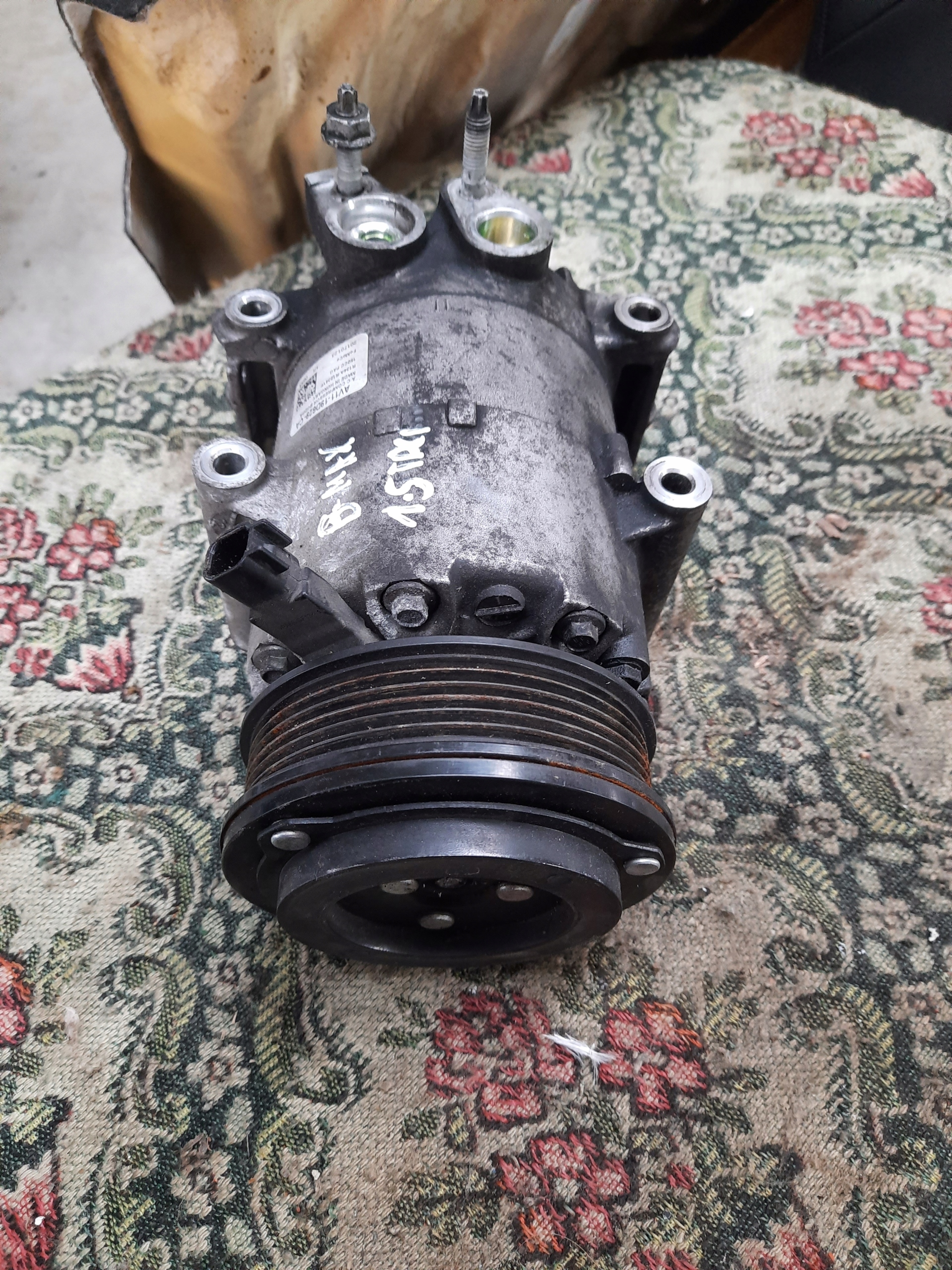 Ford OE AV11-19D629-CA Компрессор кондиционера,