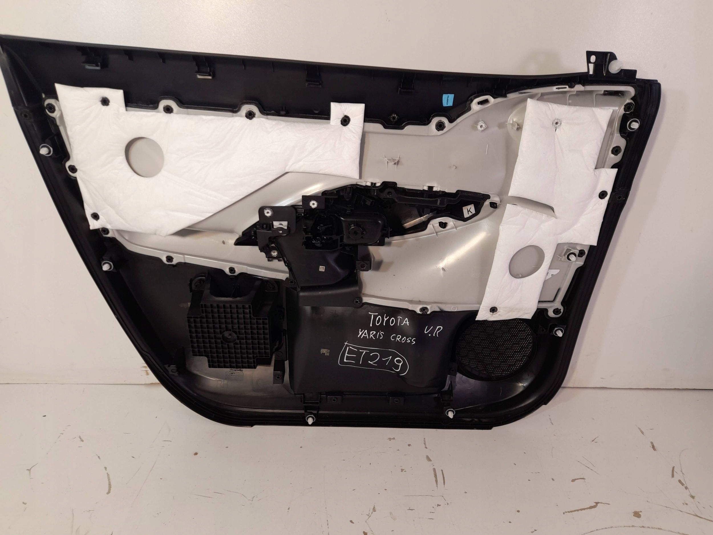 Toyota Yaris Cross side door front right 676100DP21C2 (ET219)