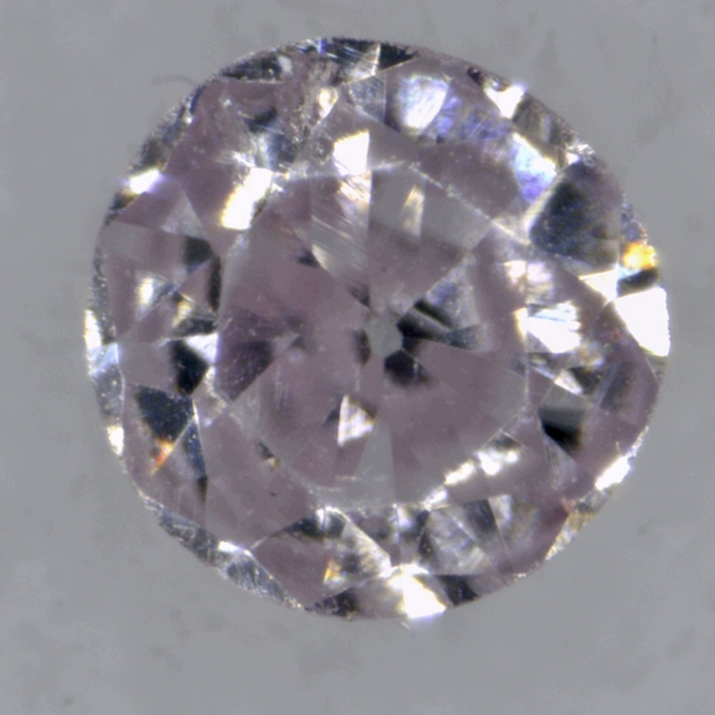 Přírodní diamant <0.01 ct Růžový SI1 Briliant certifikát Wbd