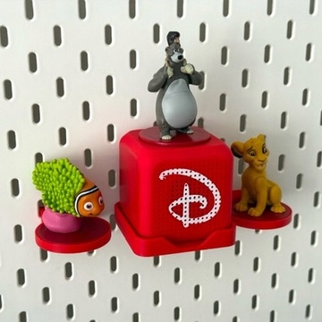 Set držák na reproduktor a figurky Audiopohádky na tabuli Ikea červený