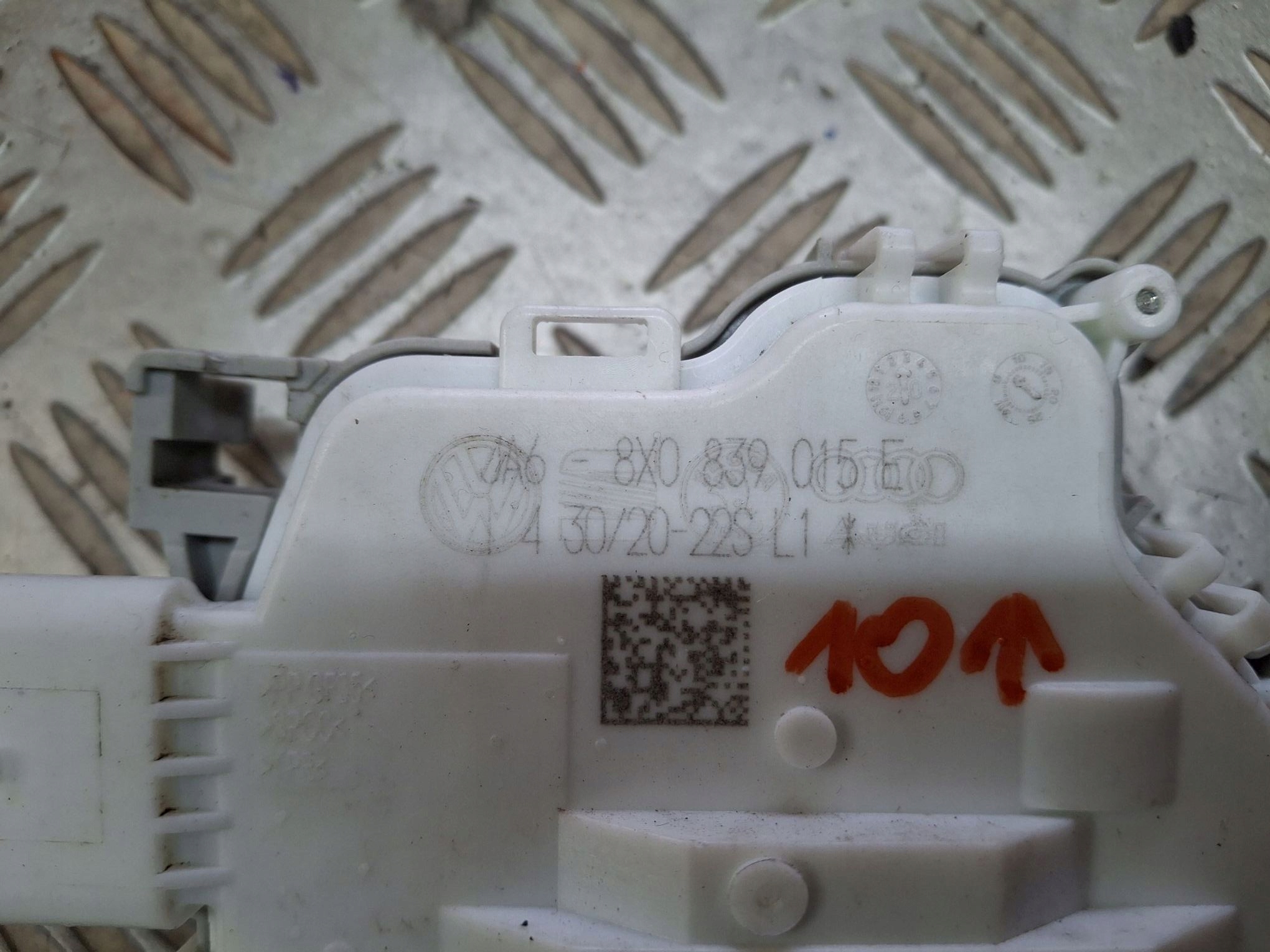 lock door left rear part AUDI A1 A4 8X0839015E