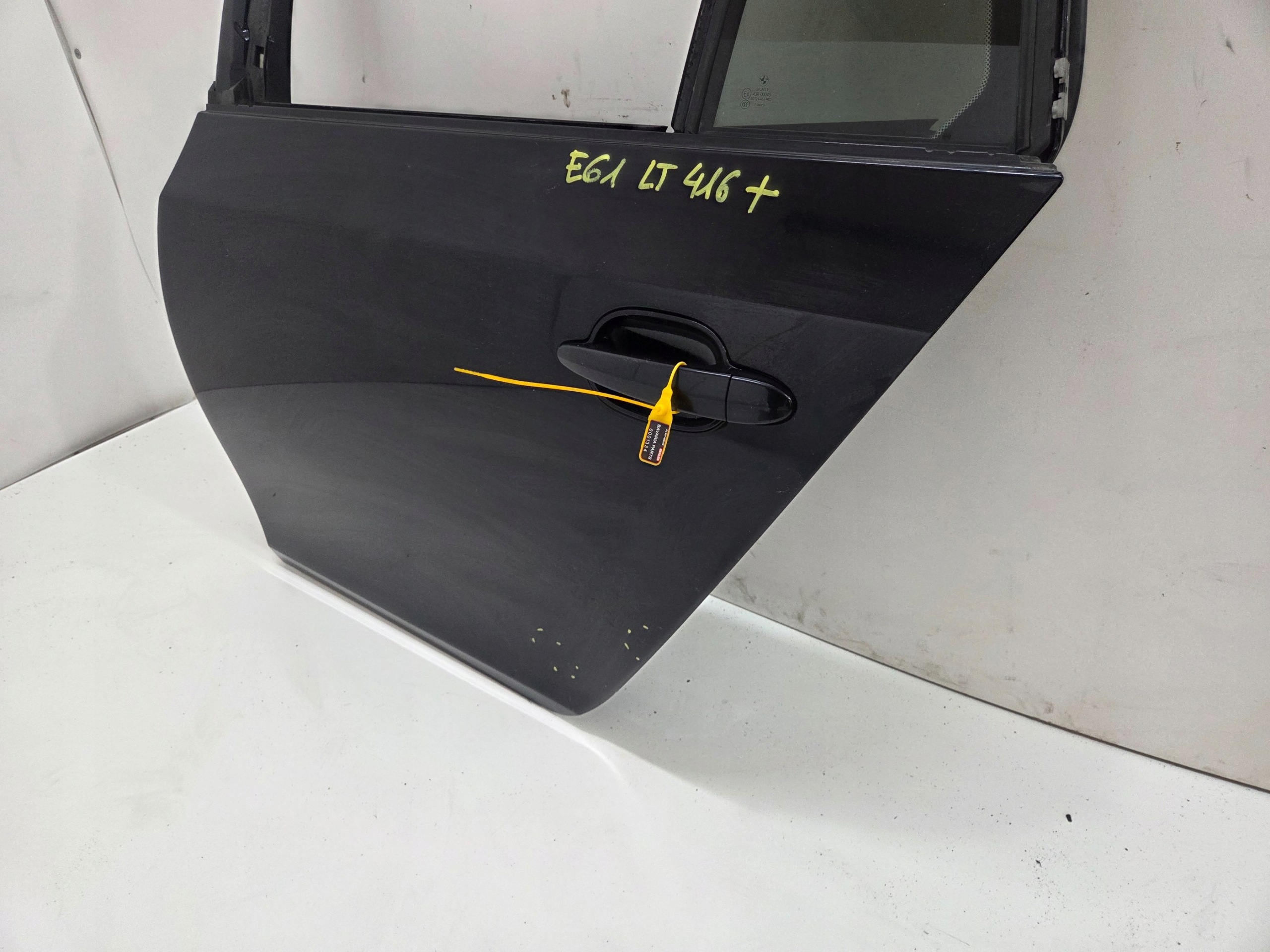 dveře levé zadní BMW E61 CARBONSCHWARZ