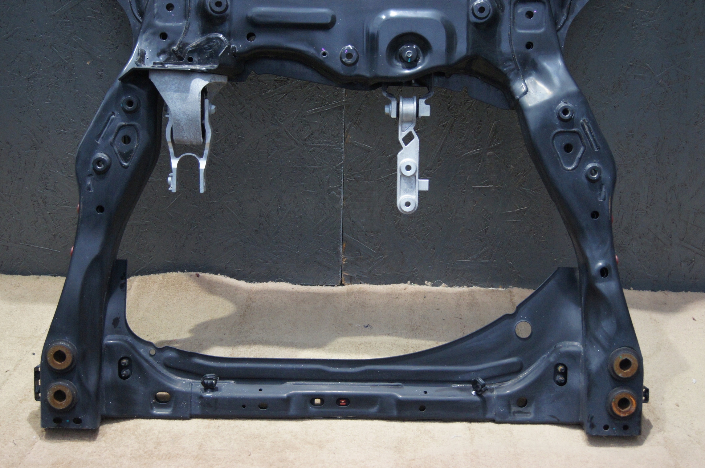 VOLVO XC60 II LIFT HYBRID AWD PLUG IN sanki wózek pod silnik Producent części Volvo OE