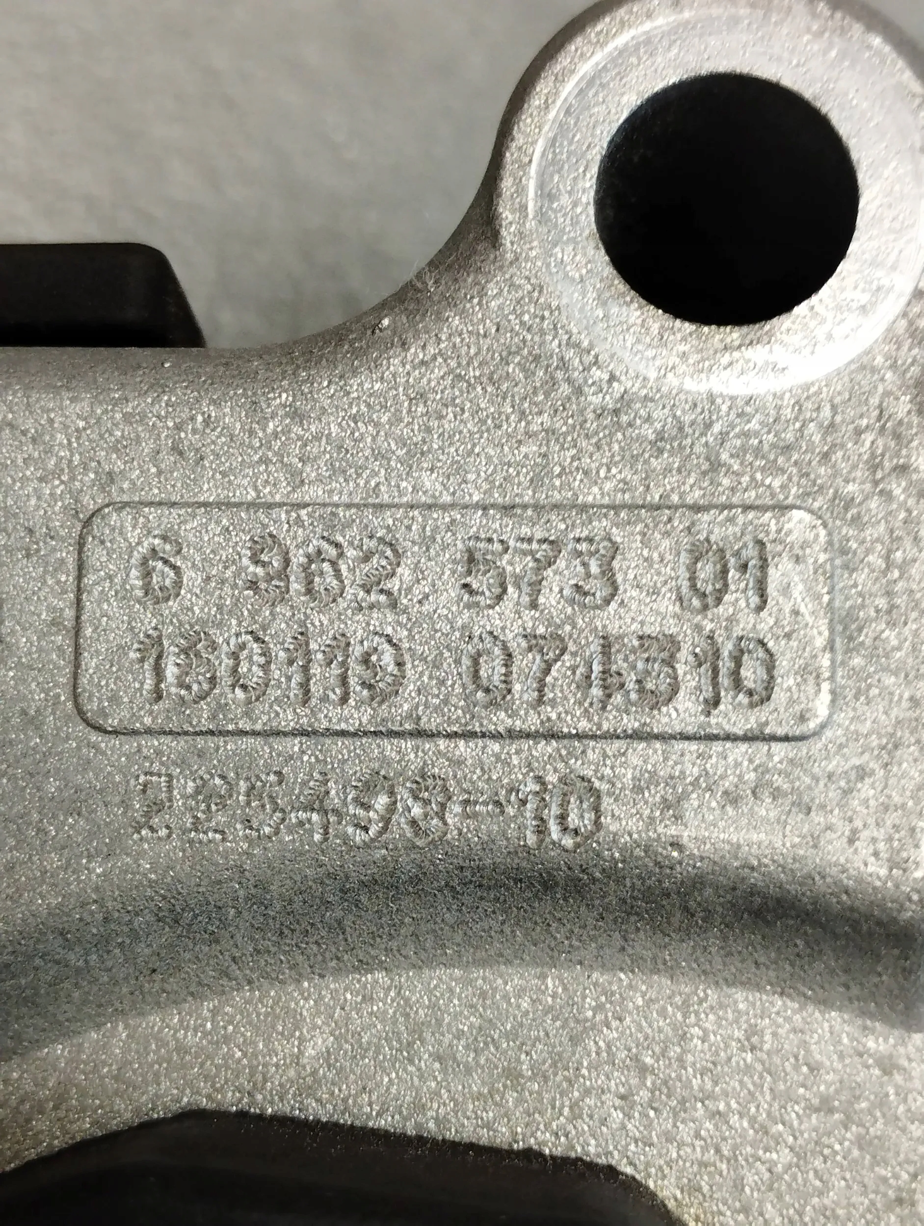 BMW 7 G11 750i gearbox mounting 6862573