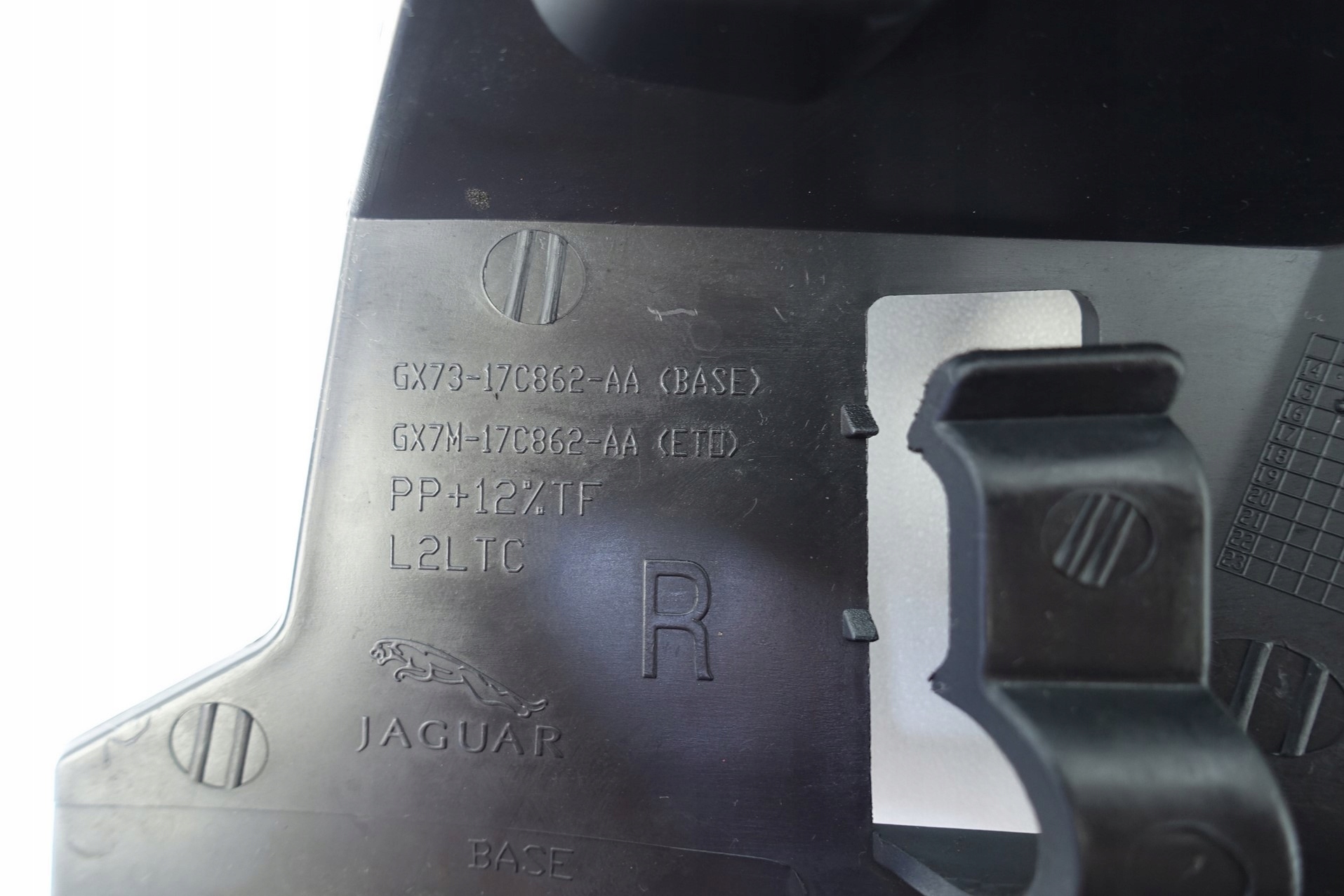 SLIZG ZDERZAKA PRAWY PRZOD JAGUAR XE X760 Version European