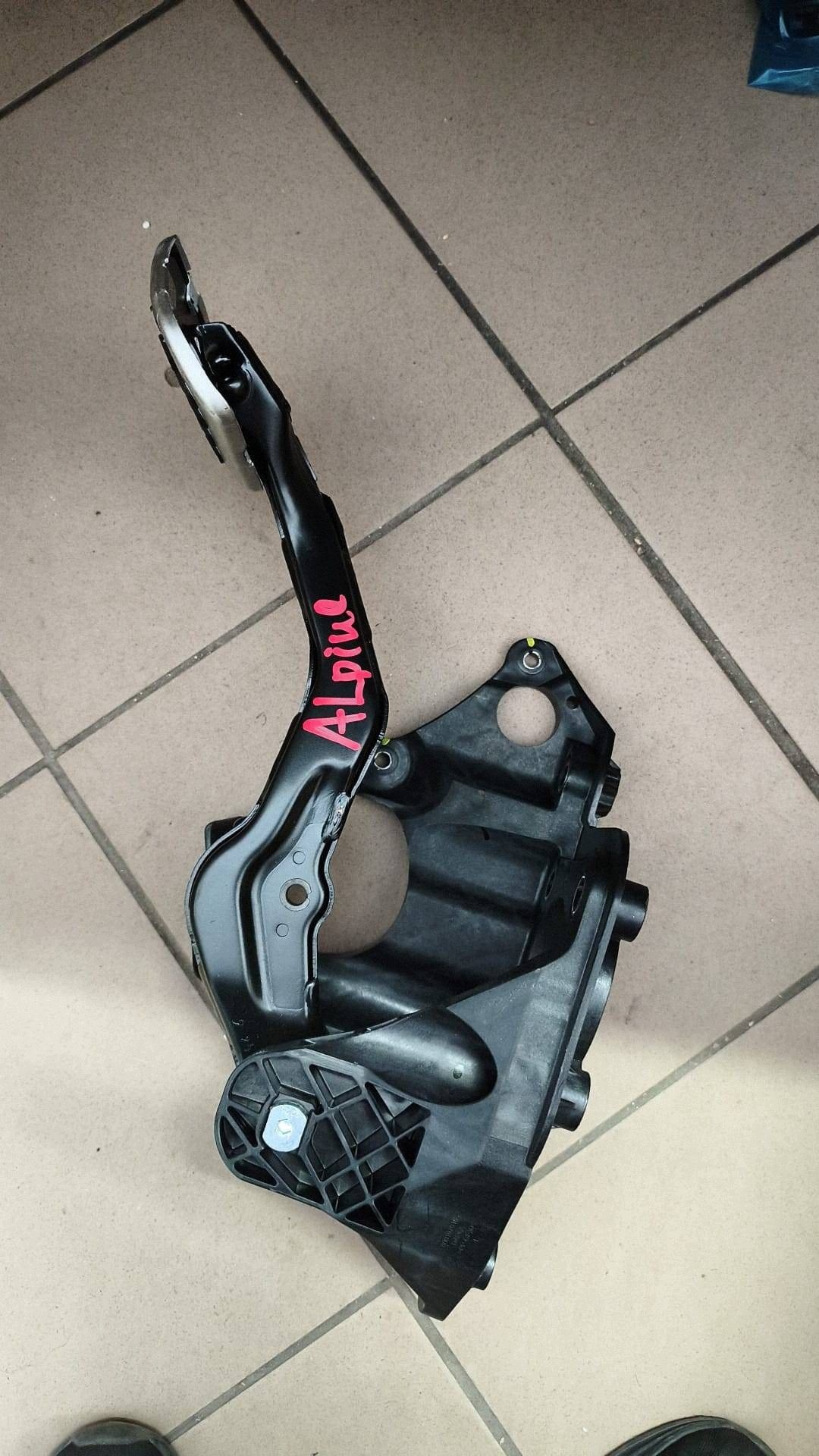 accelerator pedal Alpine A390 180105007R