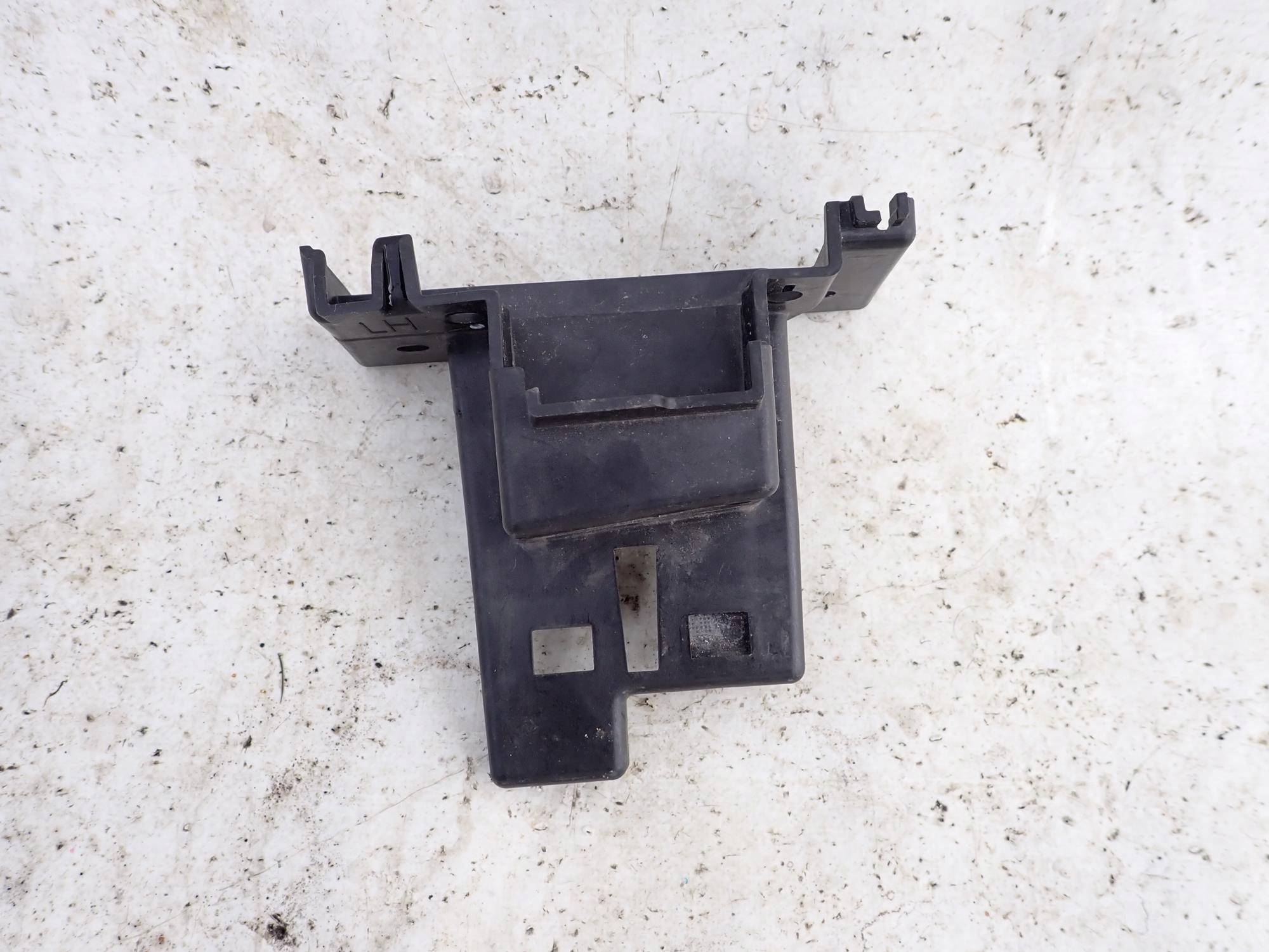 KIA SPORTAGE V 5 21-> bracket holder left