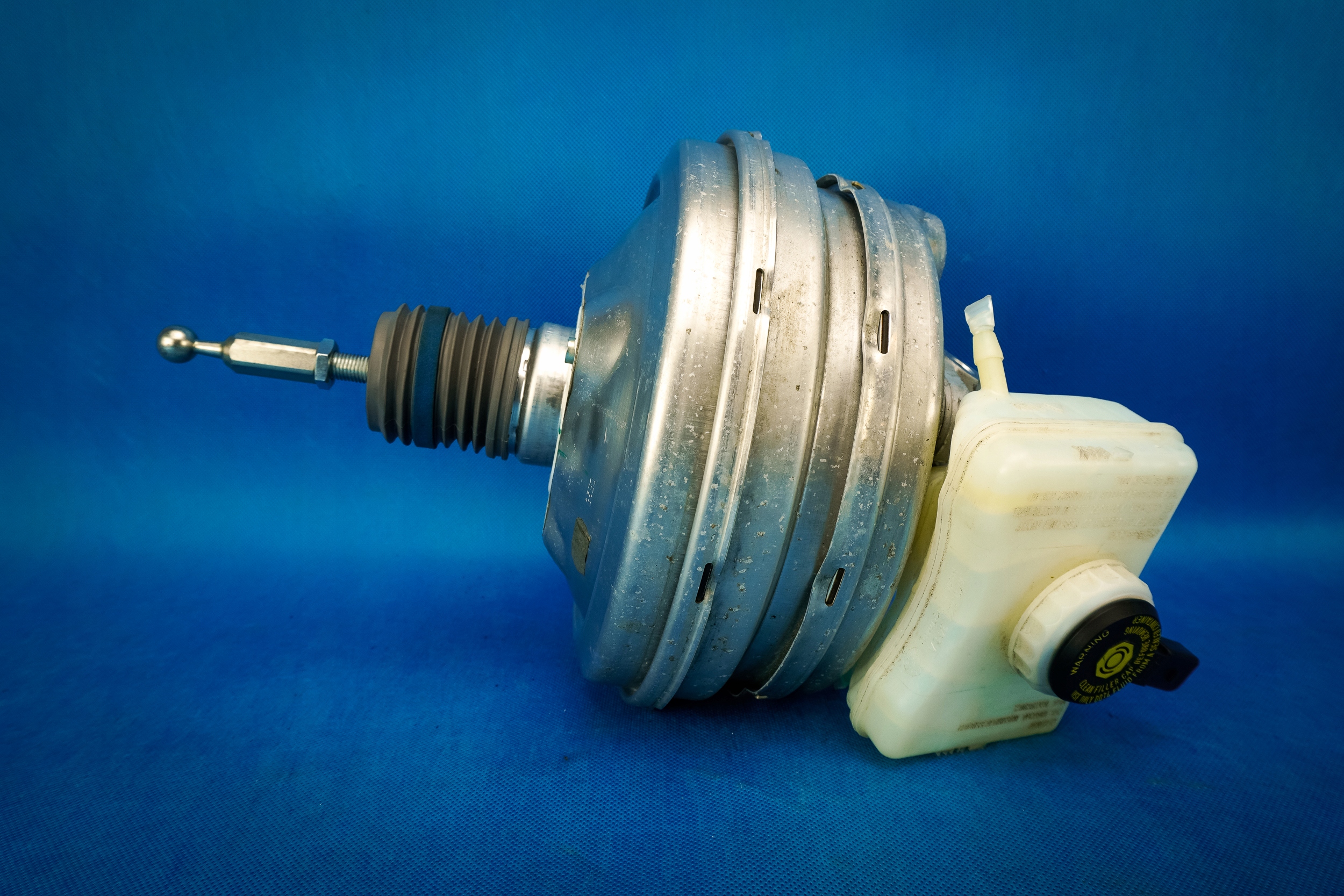 Гальмівний циліндр сервоприводу Audi A8 S8 4H FL 4H0612103C