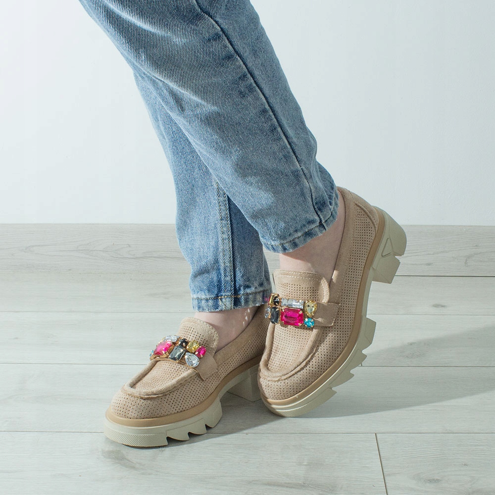 DAMSKIE MOKASYNY BEŻOWE PÓŁBUTY ZAMSZOWE LOAFERSY KAMIENIE NA PLATFORMIE Model C1232