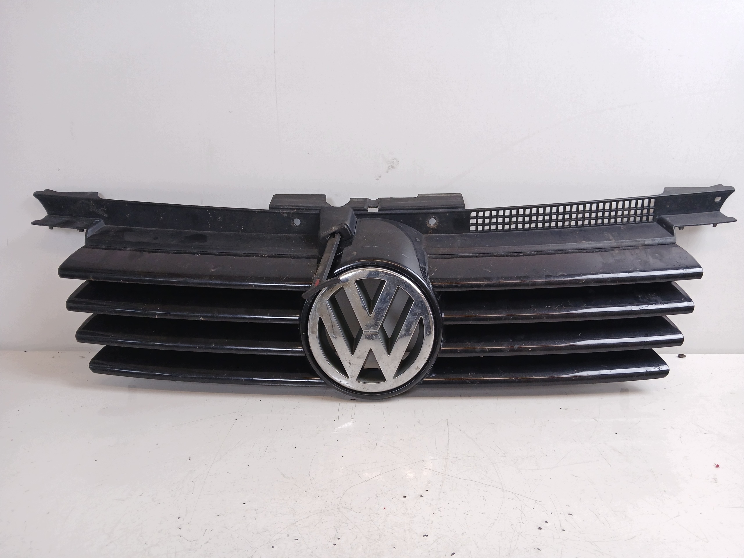 VW BORA a maska maska chladiče 1J5853655C cerný