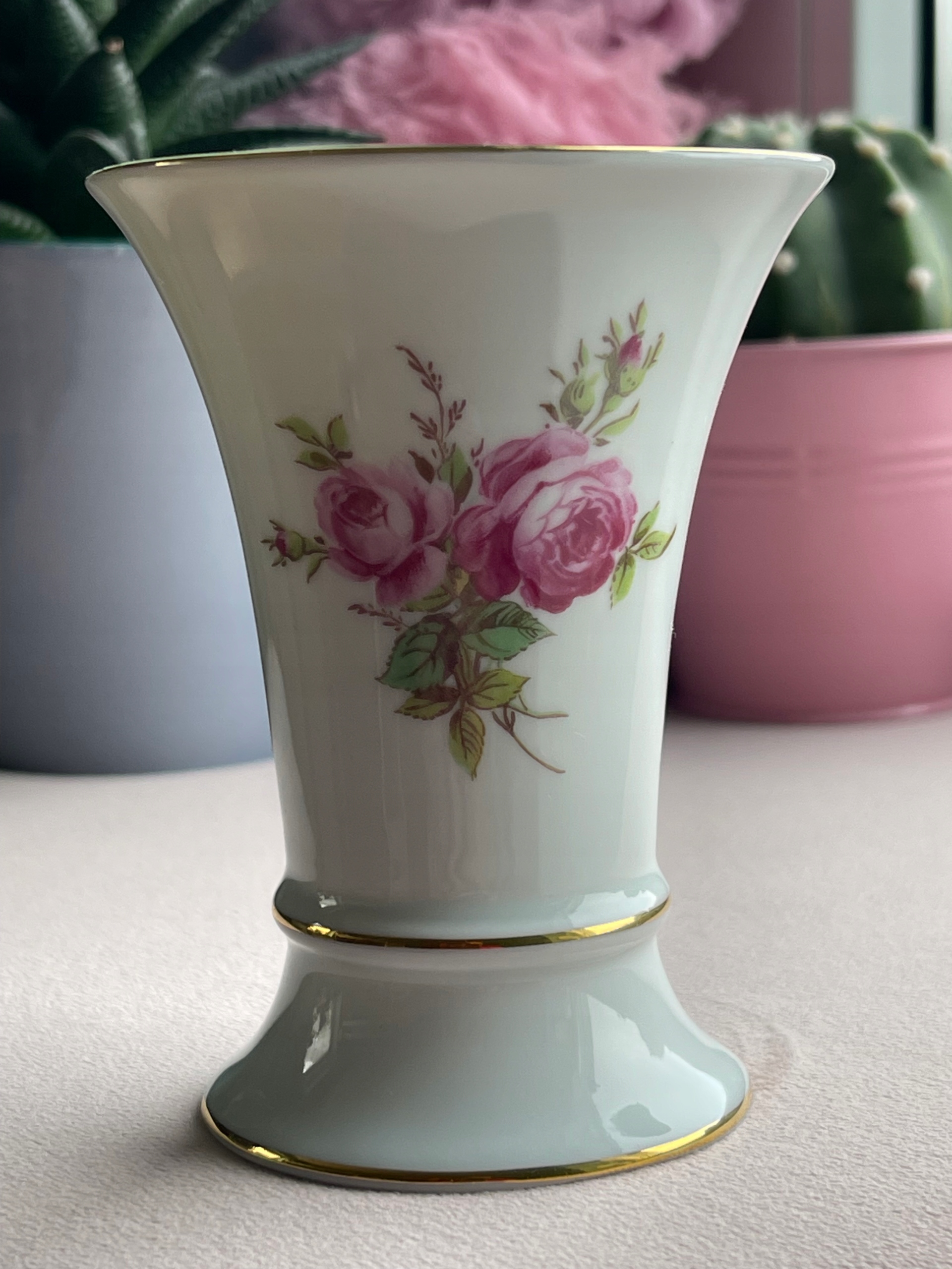 Elegancki Wazon Lindner – Biała Porcelana, Motyw Różany, Handarbeit