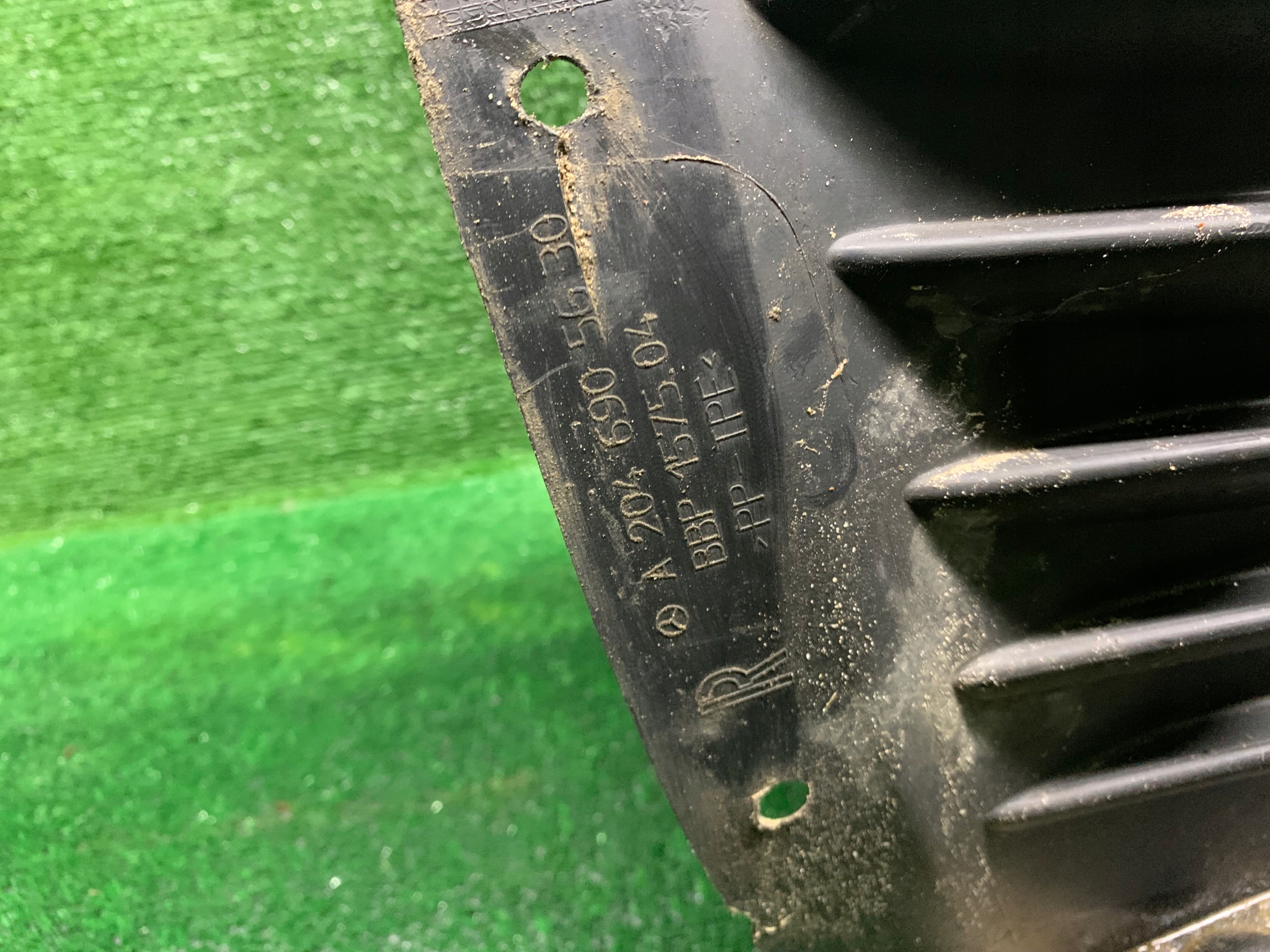 MERCEDES C W204 mudguard right front complete 2046902830 2046905630
