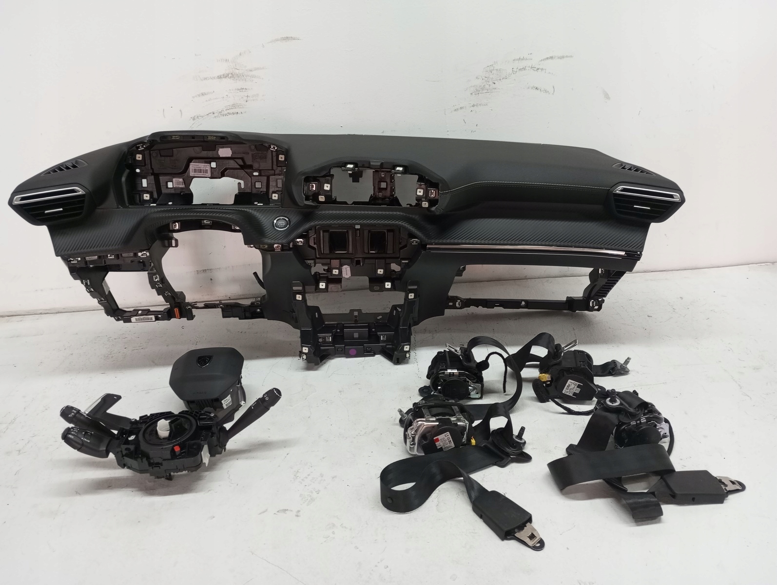 console dashboard PEUGEOT 2008 CARBON 23R green NIC
