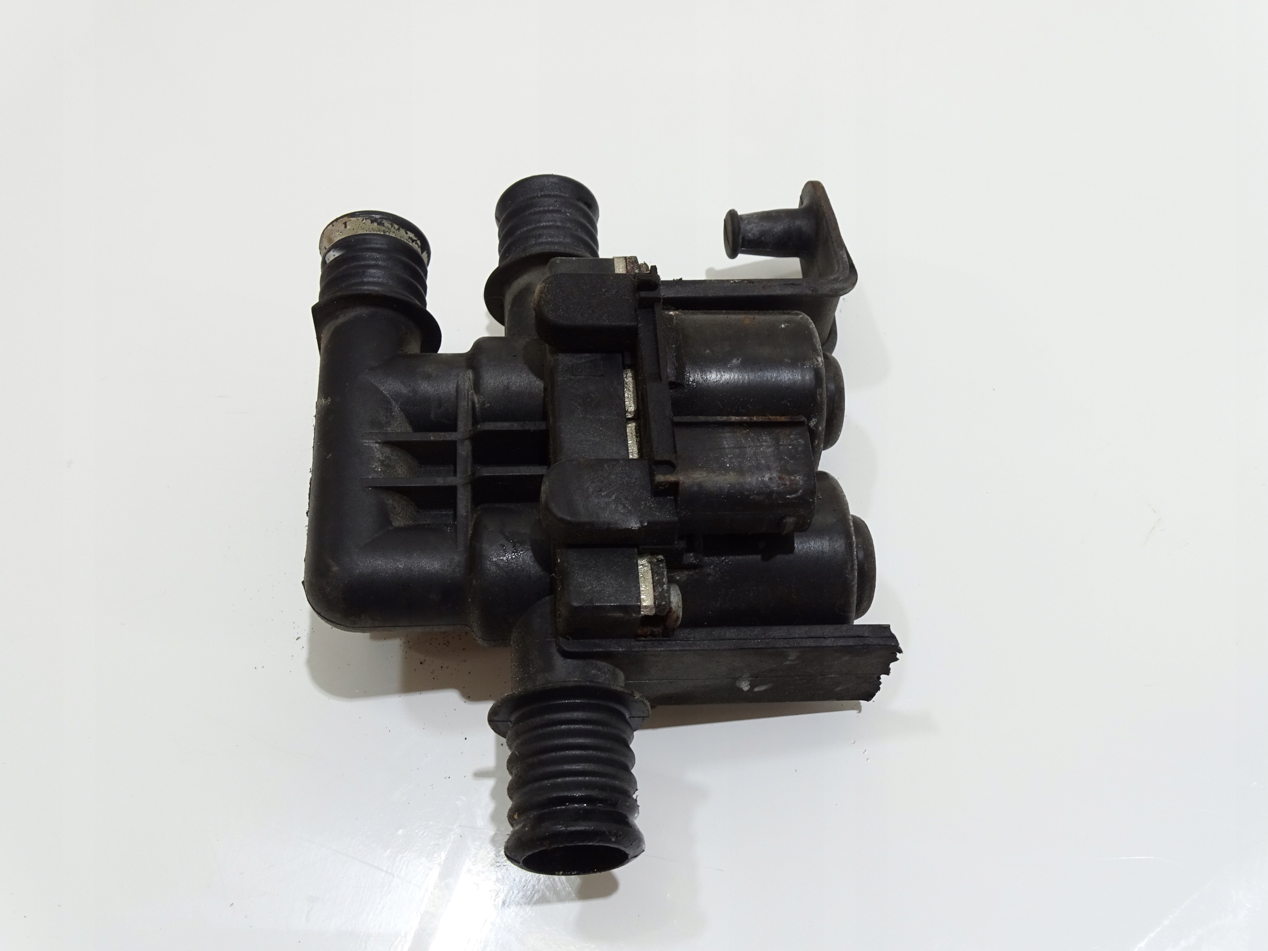 elektroventil vode BMW E60 E61 E63 OE 6931708 (4642777)