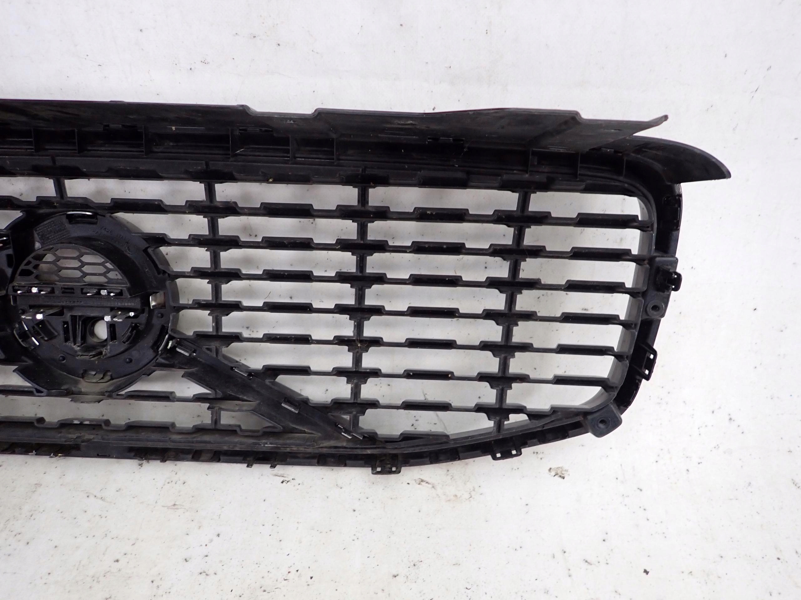 VOLVO XC60 II 2 R-design 17-> grill grille radiator