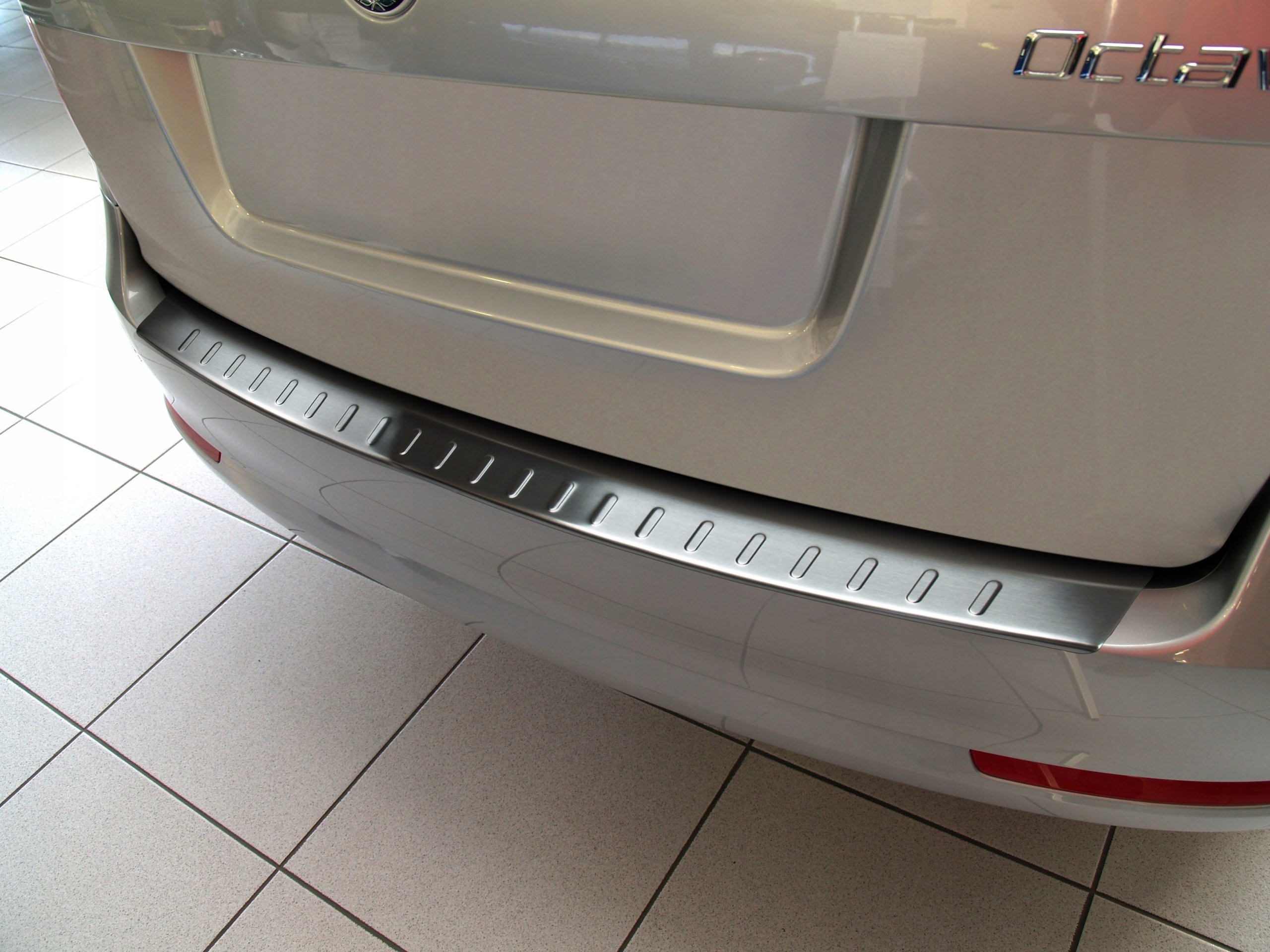 LISTWA NAKŁADKA NA ZDERZAK SKODA OCTAVIA II KOMBI Strona zabudowy tył