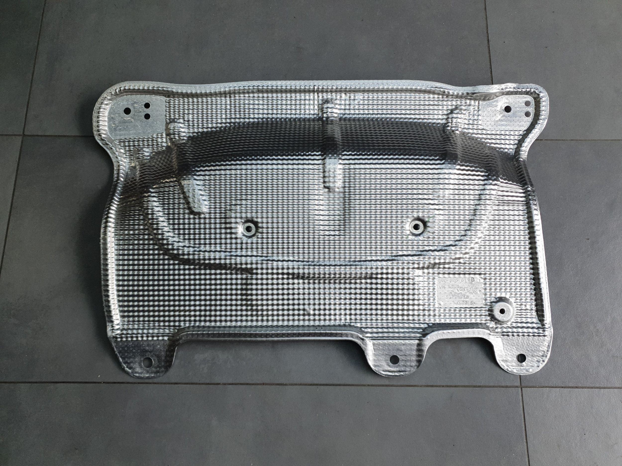 Audi A3 8Y hb kryt termiczna výfuku 5Q0825611B