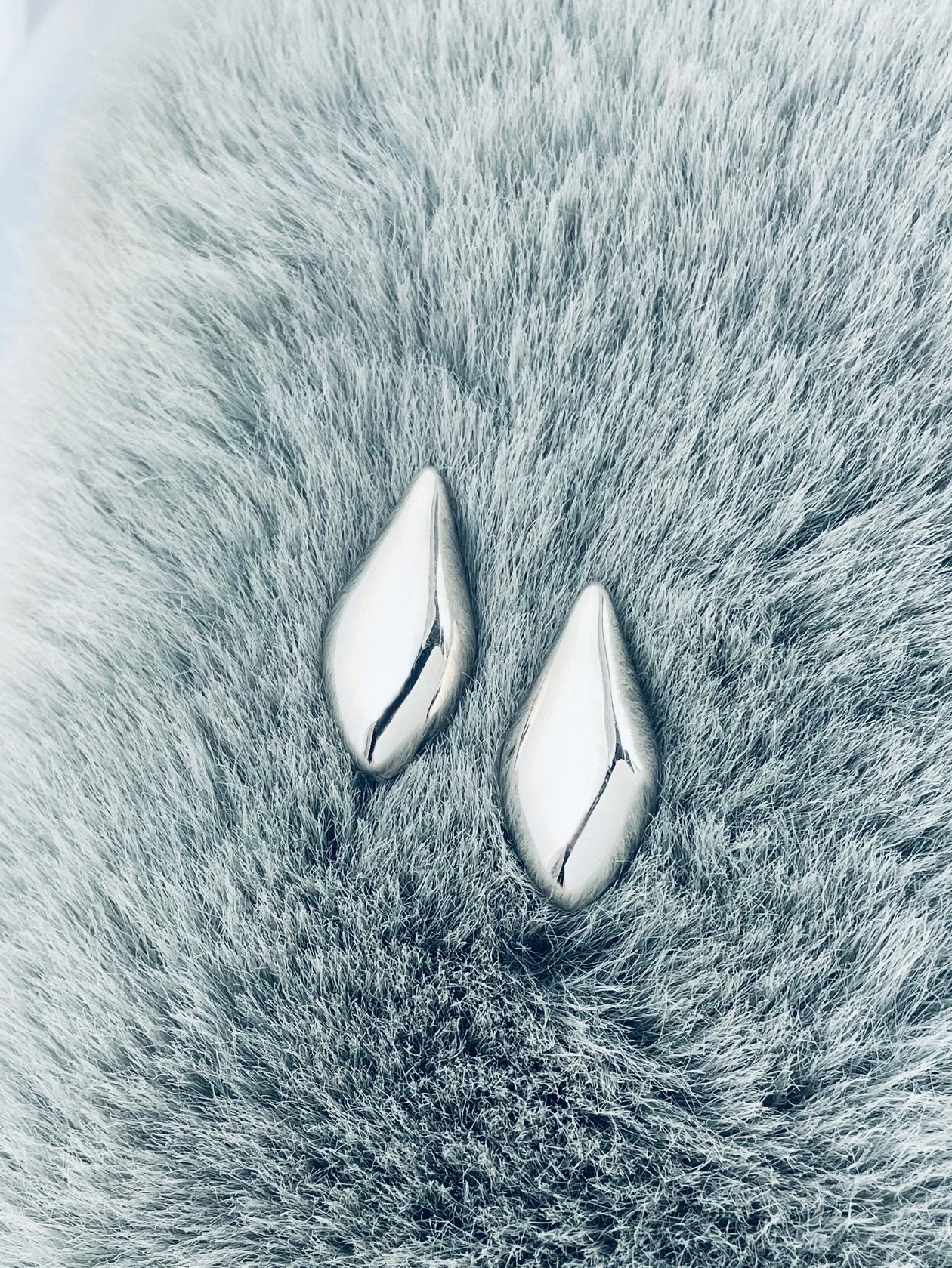 Stříbrné náušnice slzy a kapičky figurky jsou hladké a leštěné