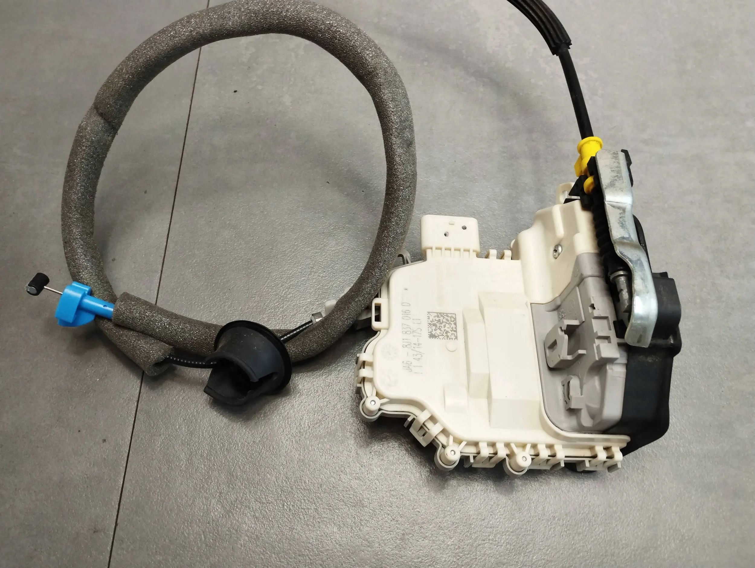 Audi A1 8X lock right 8J1837016D