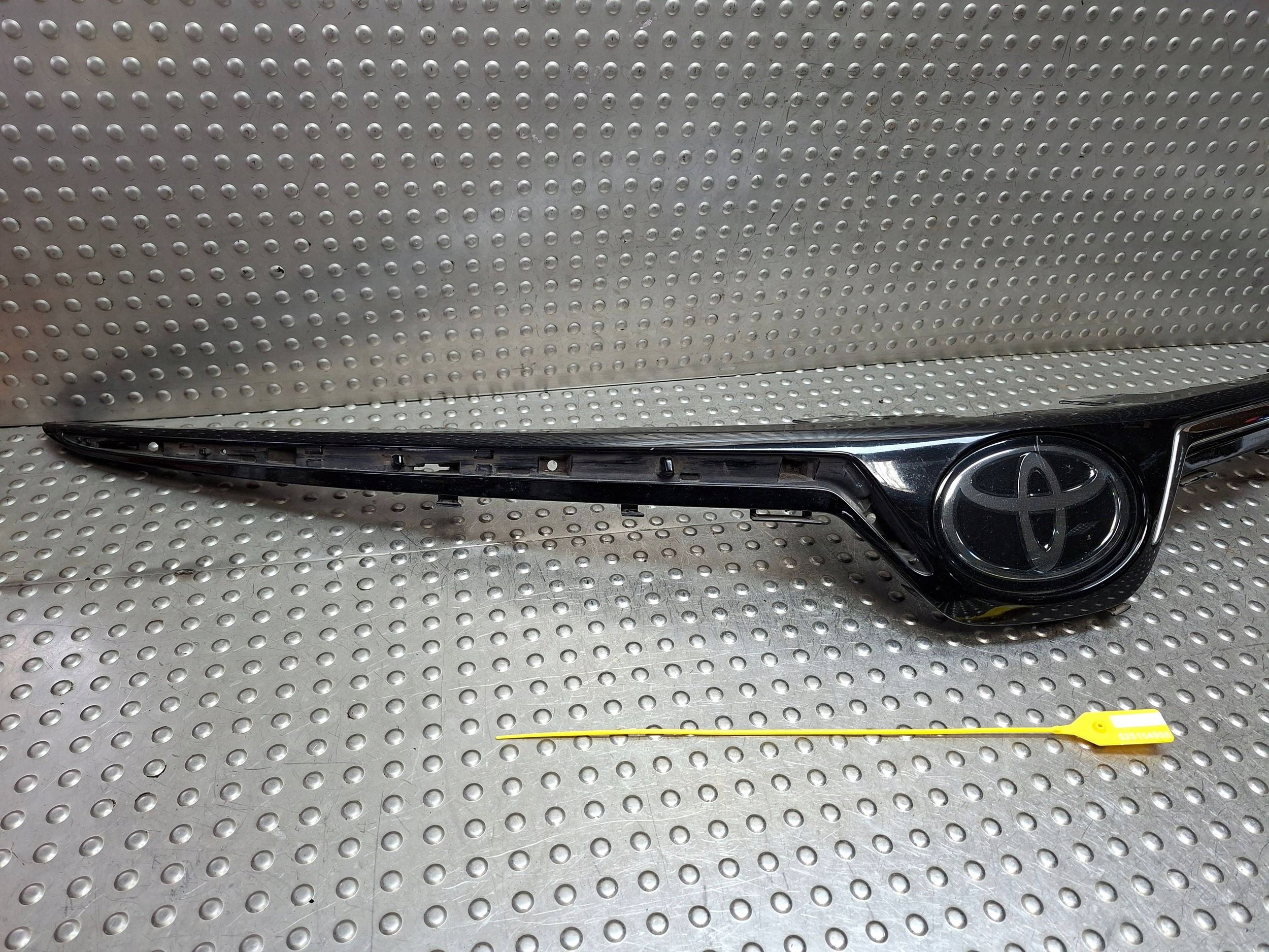 Grille CHROM Logo TOYOTA COROLLA E21 Berline 19- 53114-02580