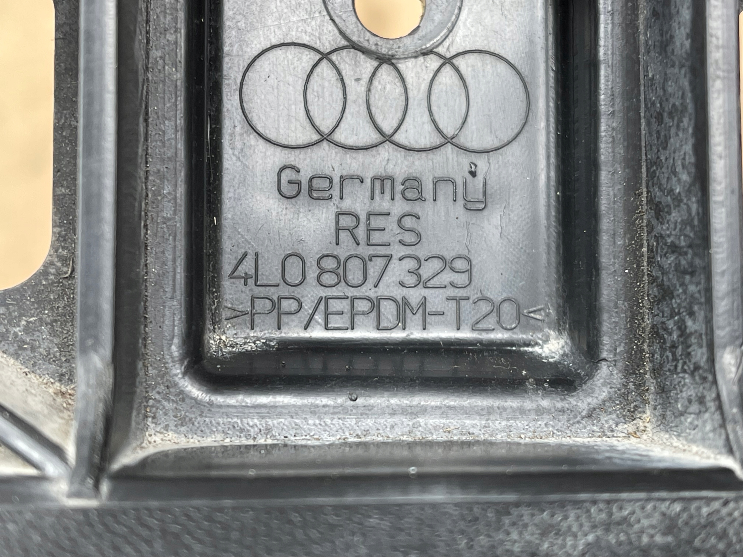 AUDI Q7 et 4L Support Moyenne Pare choc Arrière 4L0807329