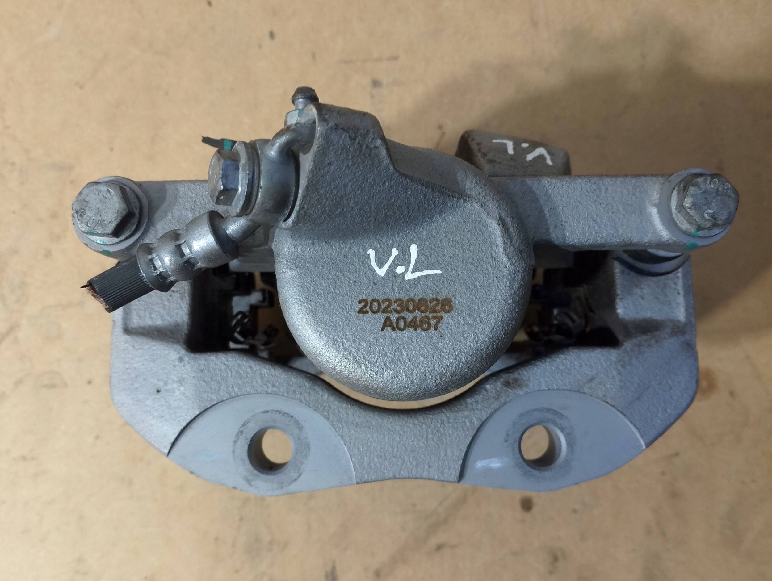 OPEL MOKKA II B caliper JARZMO left front front 9843800180 (B412)