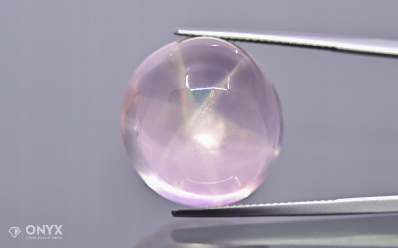 Růženín hvězdicovitý kabošon ovál 20x19,5 mm