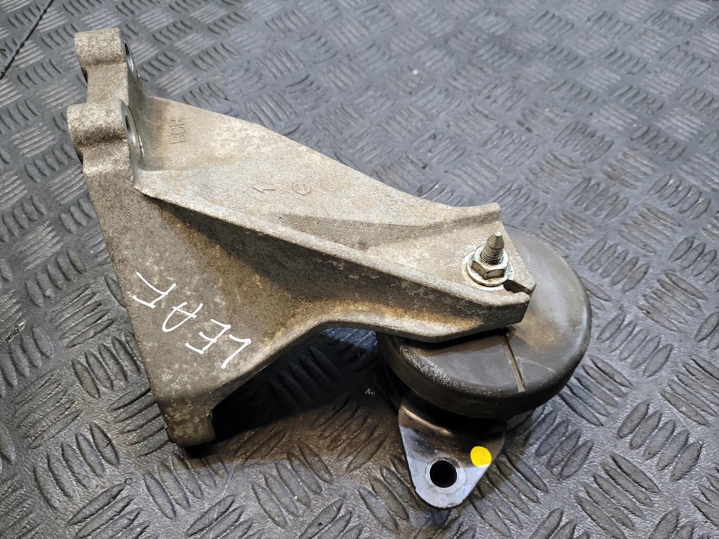holder engine mount left NISSAN LEAF II ZE1