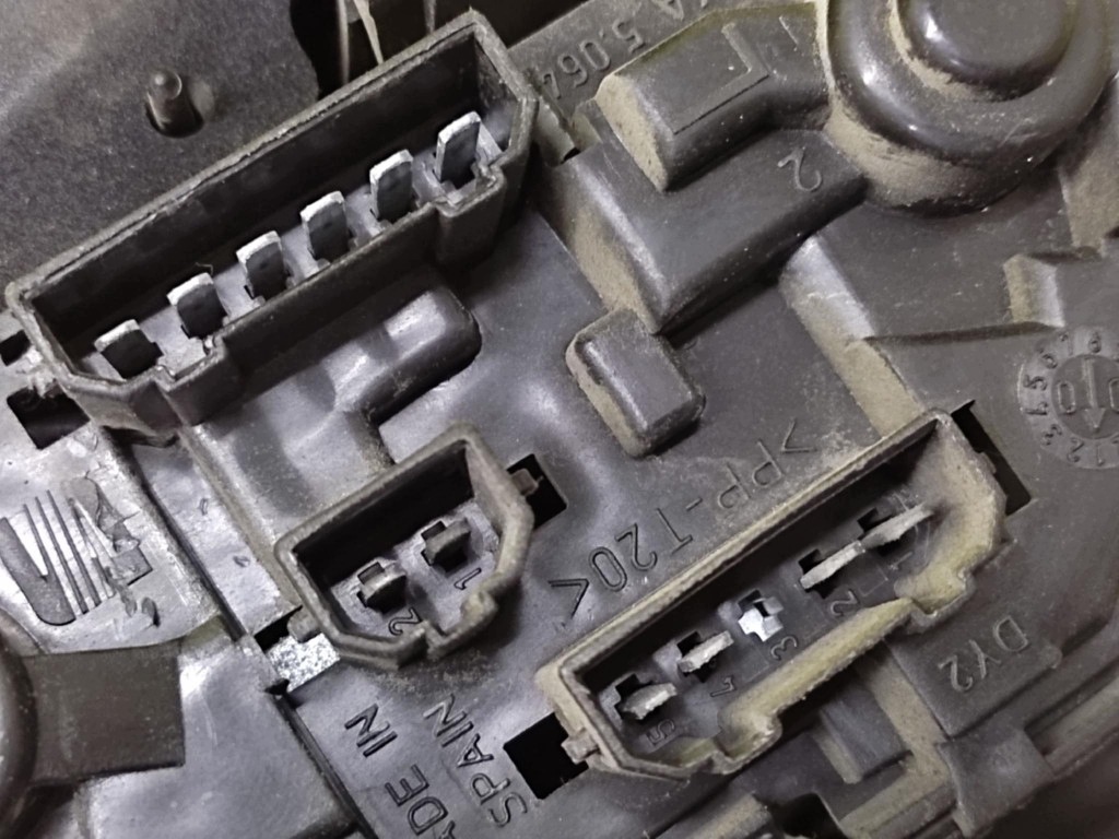 SEAT LEON and light left rear part 1M6945111