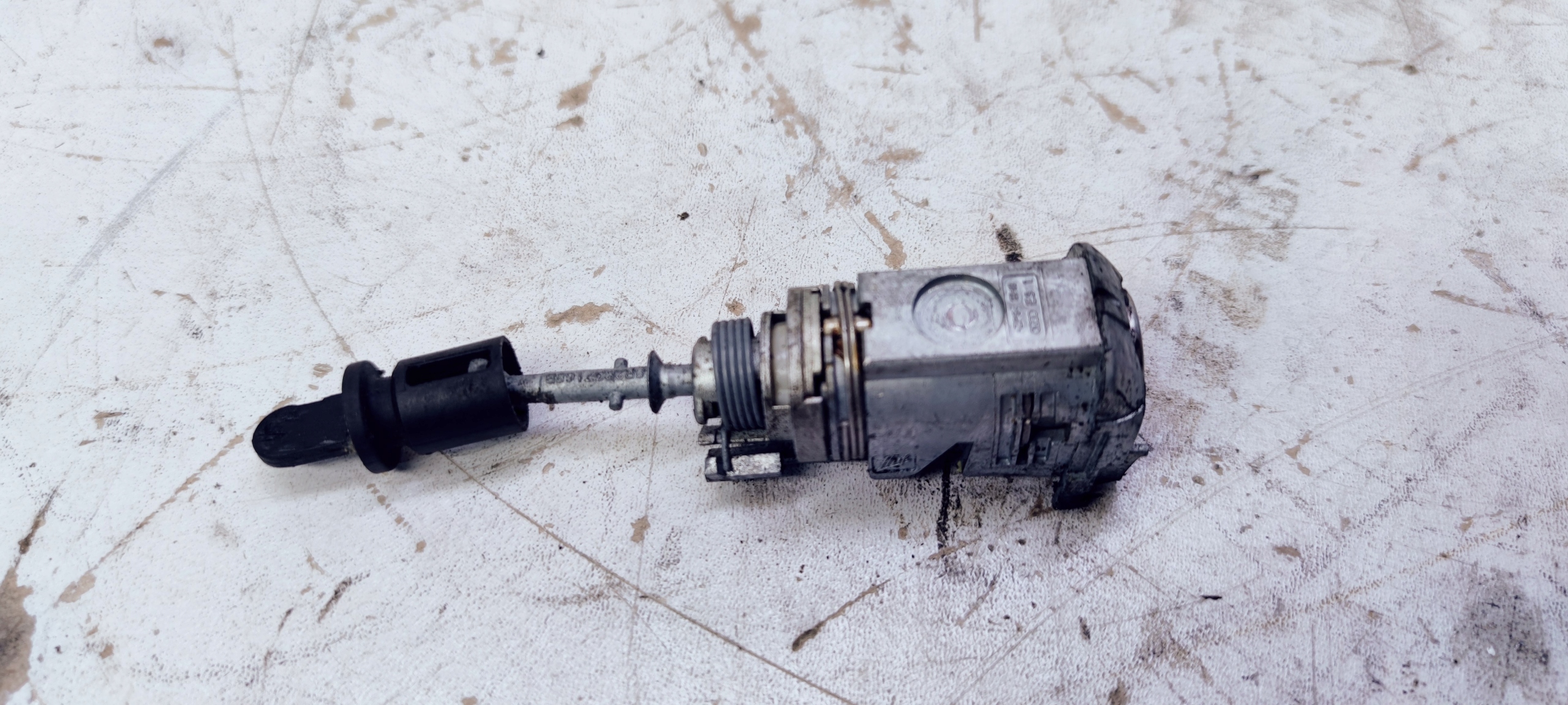 lock cylinder door right front AUDI Q5 8R2837168B