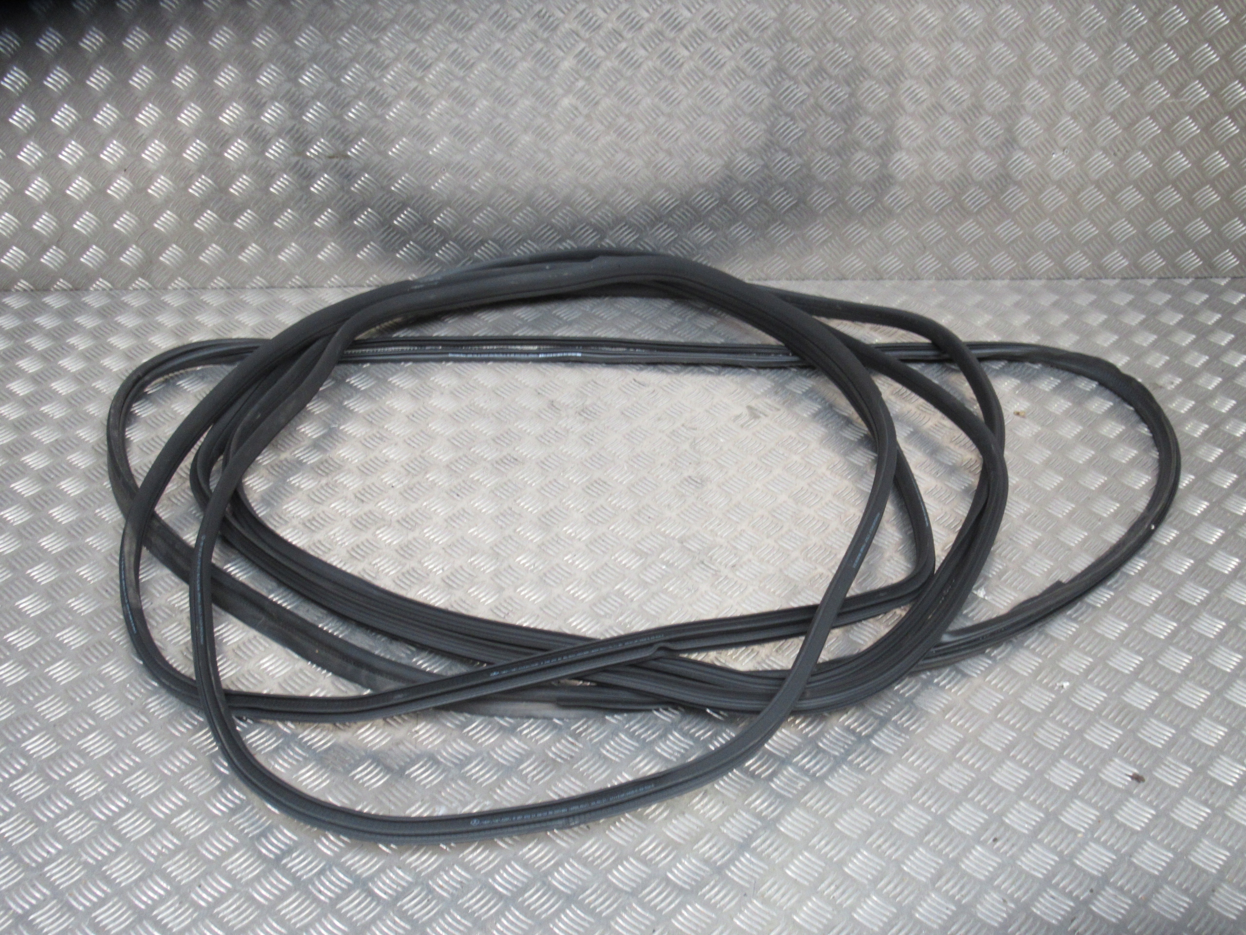 PRAWY TYL USZCZELKA DRZWI MERCEDES GT AMG X290